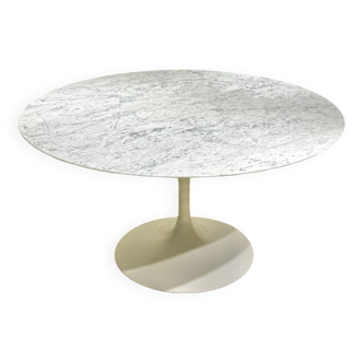 Knoll Saarinen Tulip Table 137cm in marble