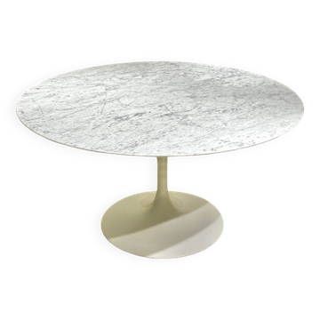 Knoll Saarinen Tulip Table 137cm in marble