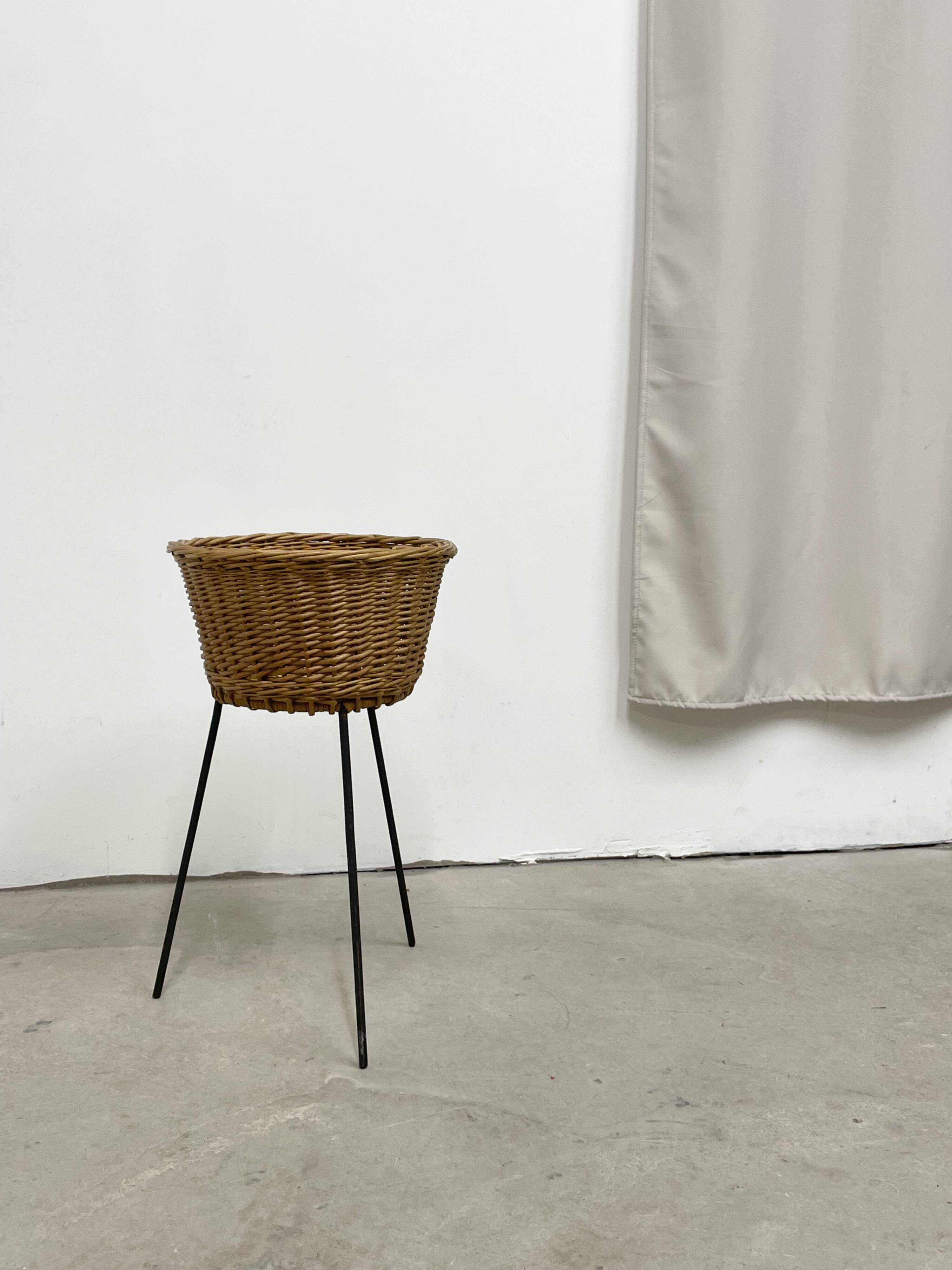 Small basket from the 1950s-1960s.