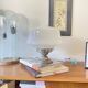 Grande lampe vintage globe en verre opaline blanc et laiton chromé