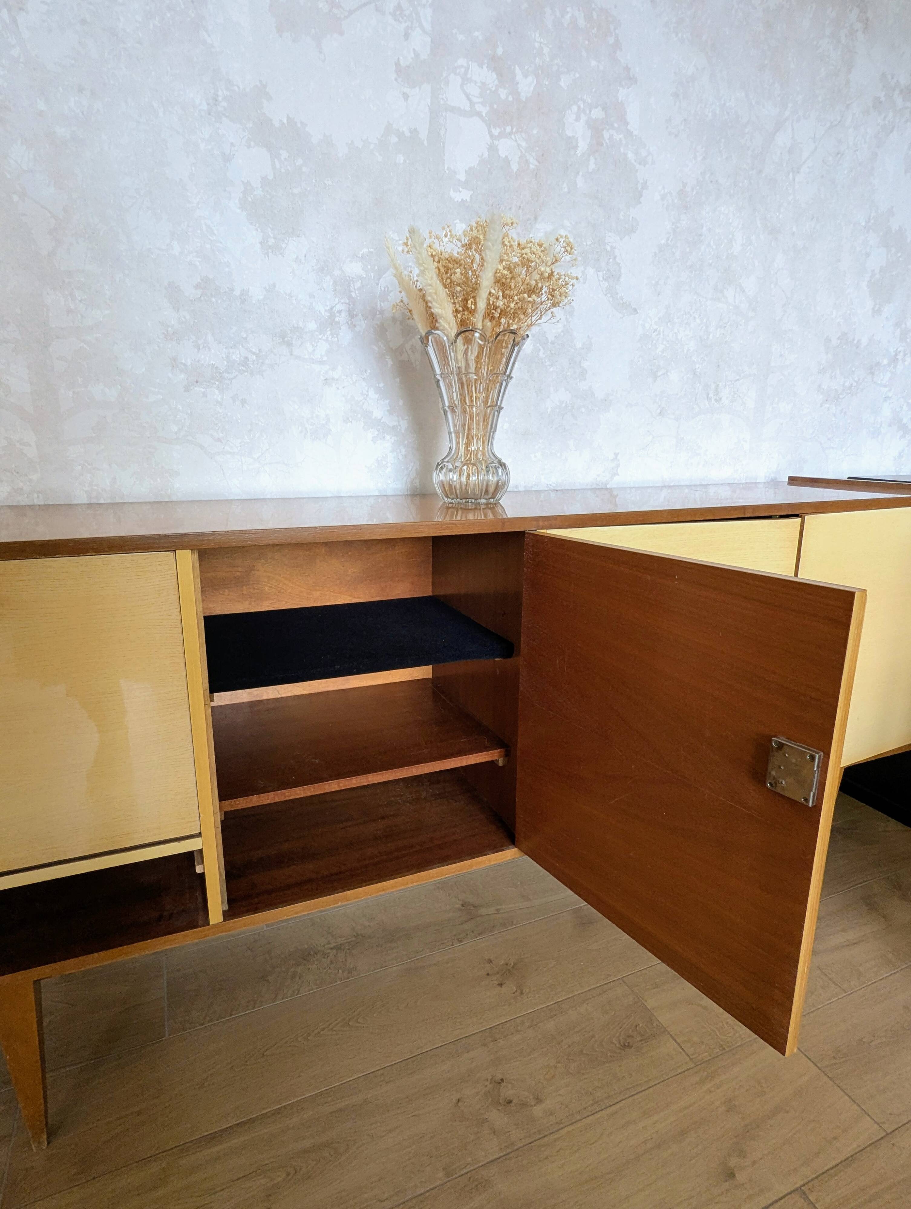 Vintage sideboard from the 50s/60s with tapered legs in a Scandinavian style.