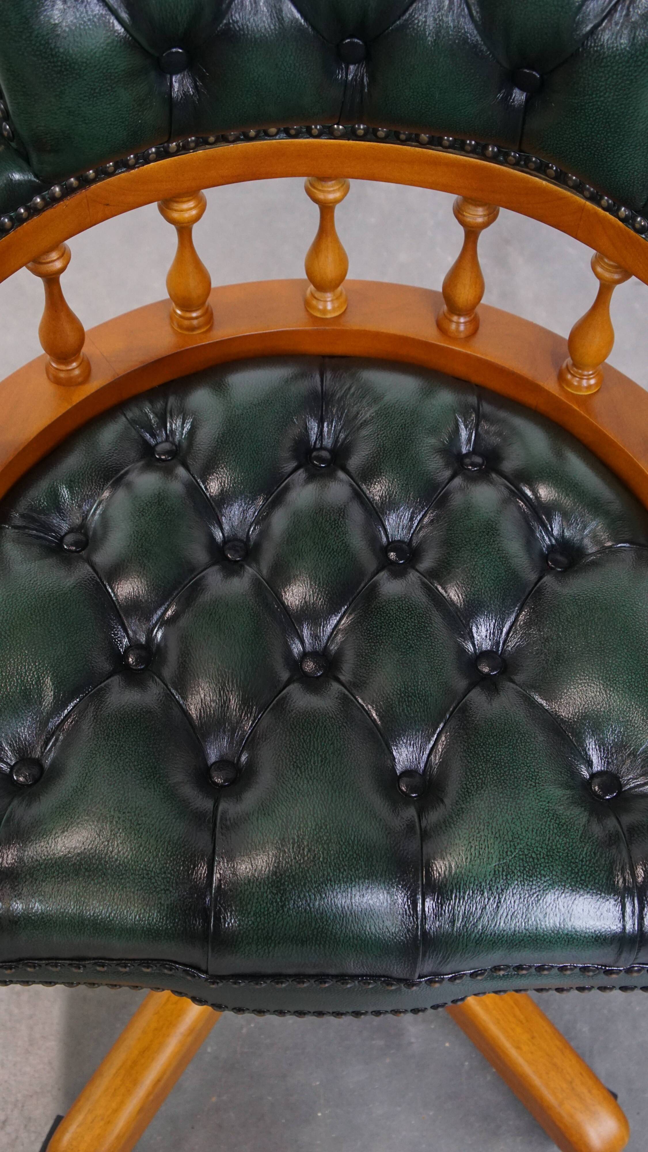 Chaise de bureau Chesterfield verte en cuir de vachette sur roulettes