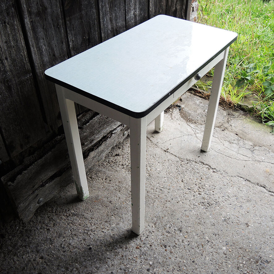 Ancienne table d’appoint en bois laqué blanc et formica vert d’eau