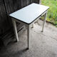 Ancienne table d’appoint en bois laqué blanc et formica vert d’eau