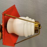 Lampe suspendue danoise des années 50-60 en laiton, métal et avec abat-jour en verre blanc laiteux.