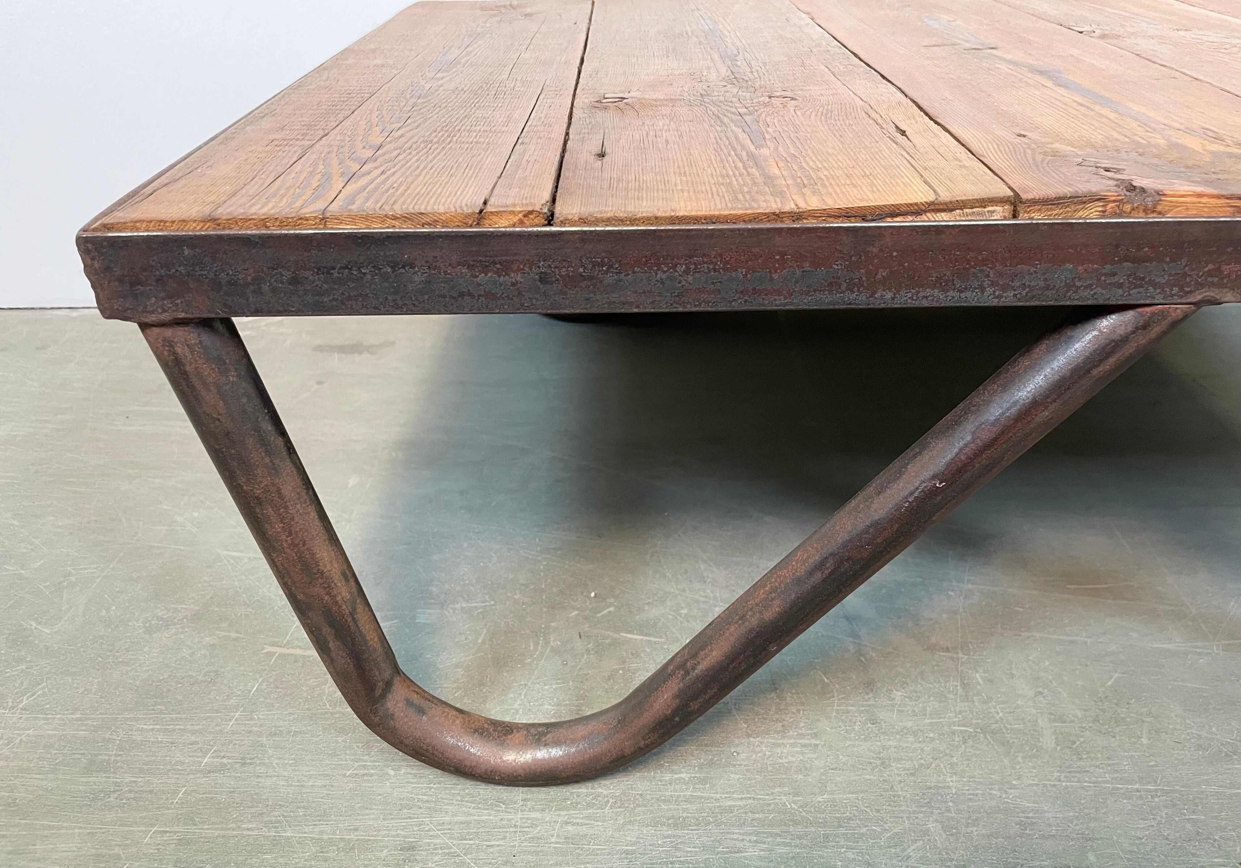 Table basse industrielle, années 1960
