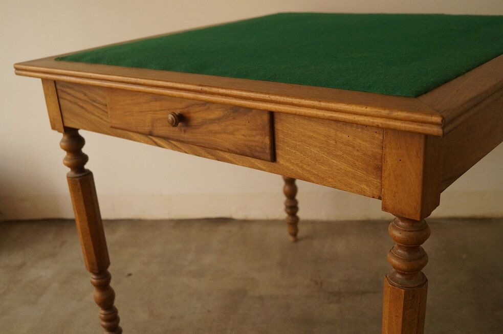 Game table in walnut 1900