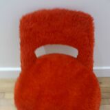 chaise en fourrure rouge vintage