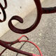 Table de jardin à volutes