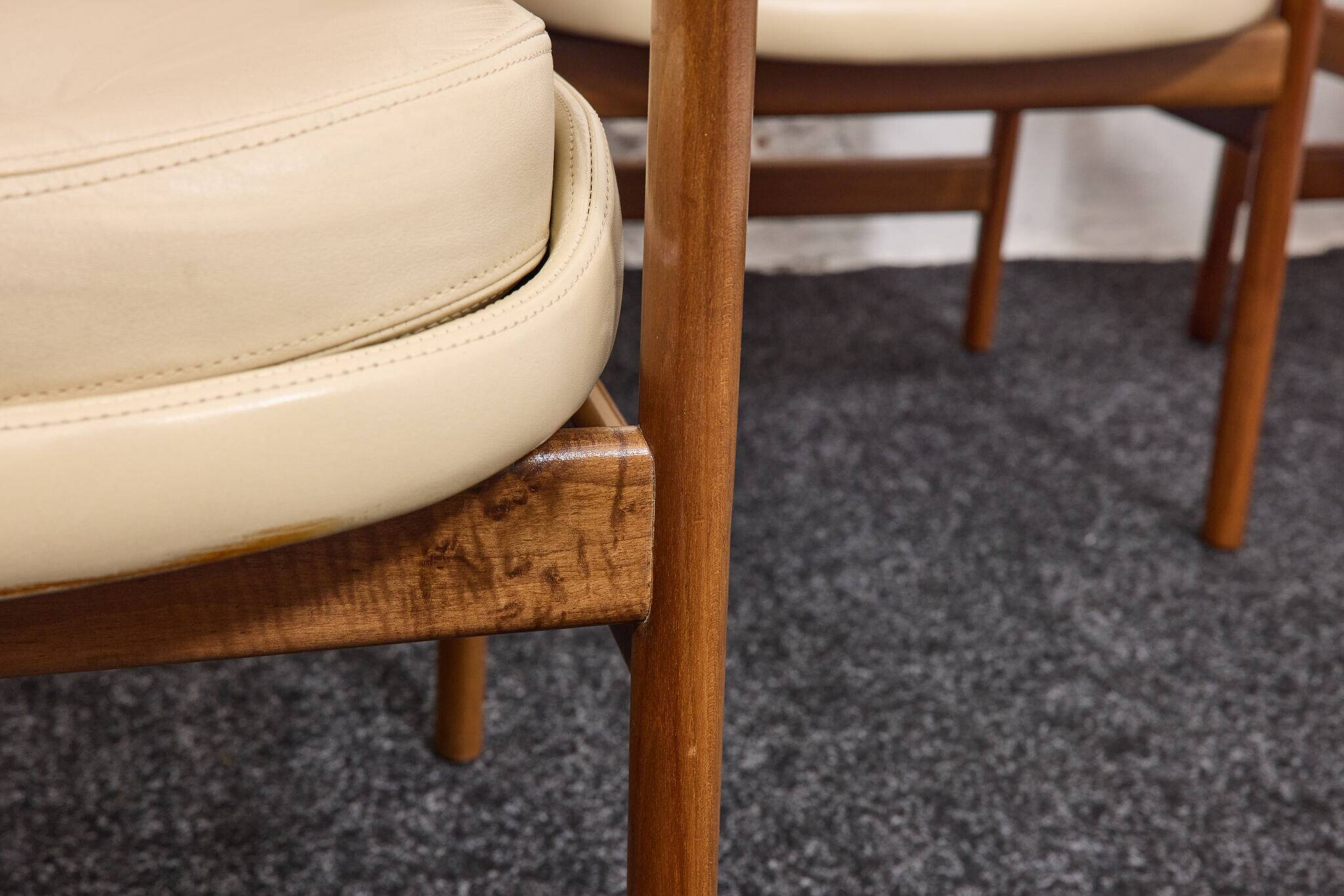 Chaises de salle à manger/conférence vintage avec accoudoirs en noyer et cuir vinyle d'origine b