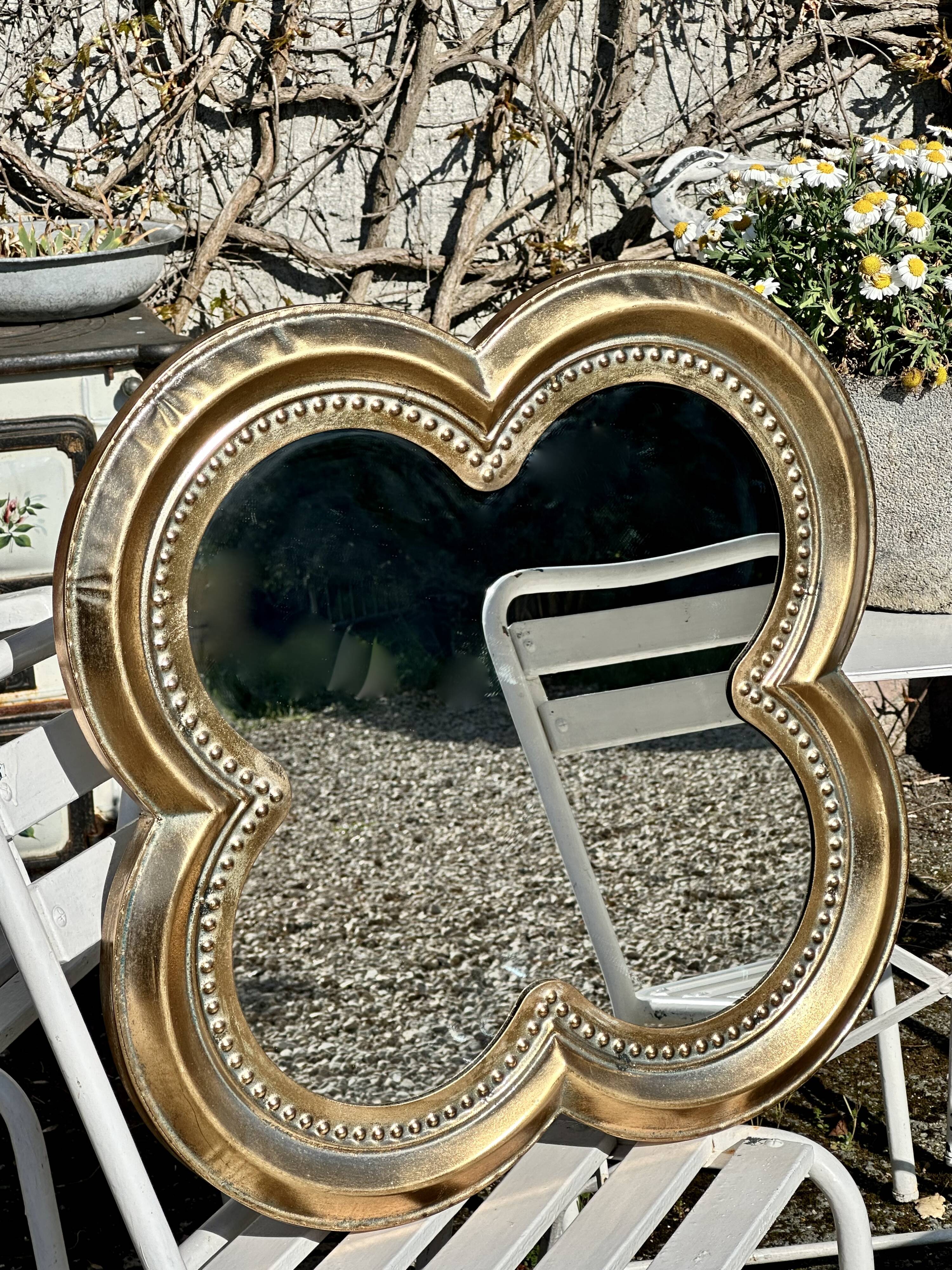 Miroir trèfle en métal doré patiné Diam 66 cm