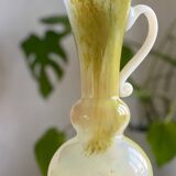 Pichet en verre soufflé opalin.