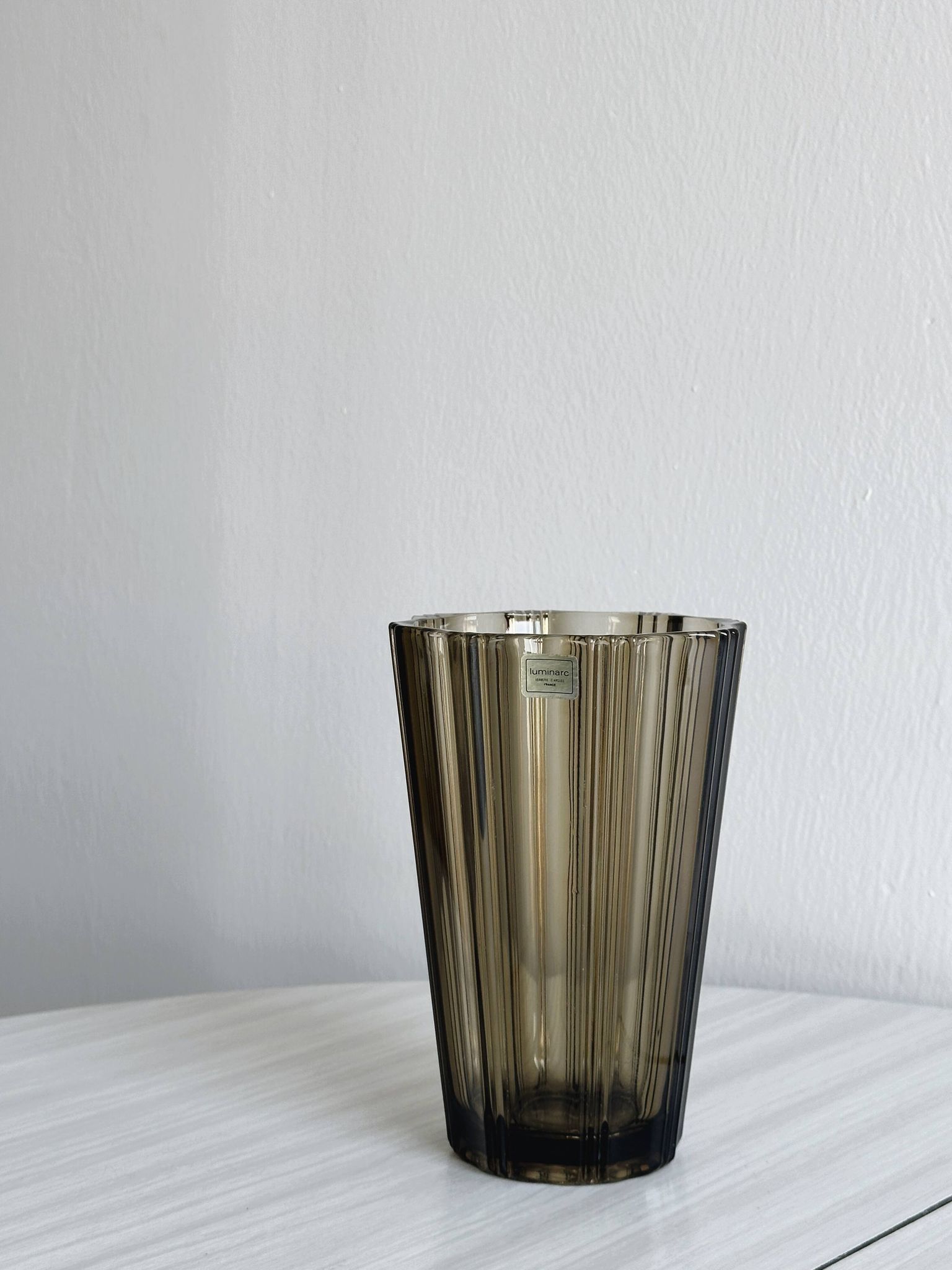 Élégant vase en verre épais fumé