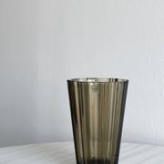 Élégant vase en verre épais fumé