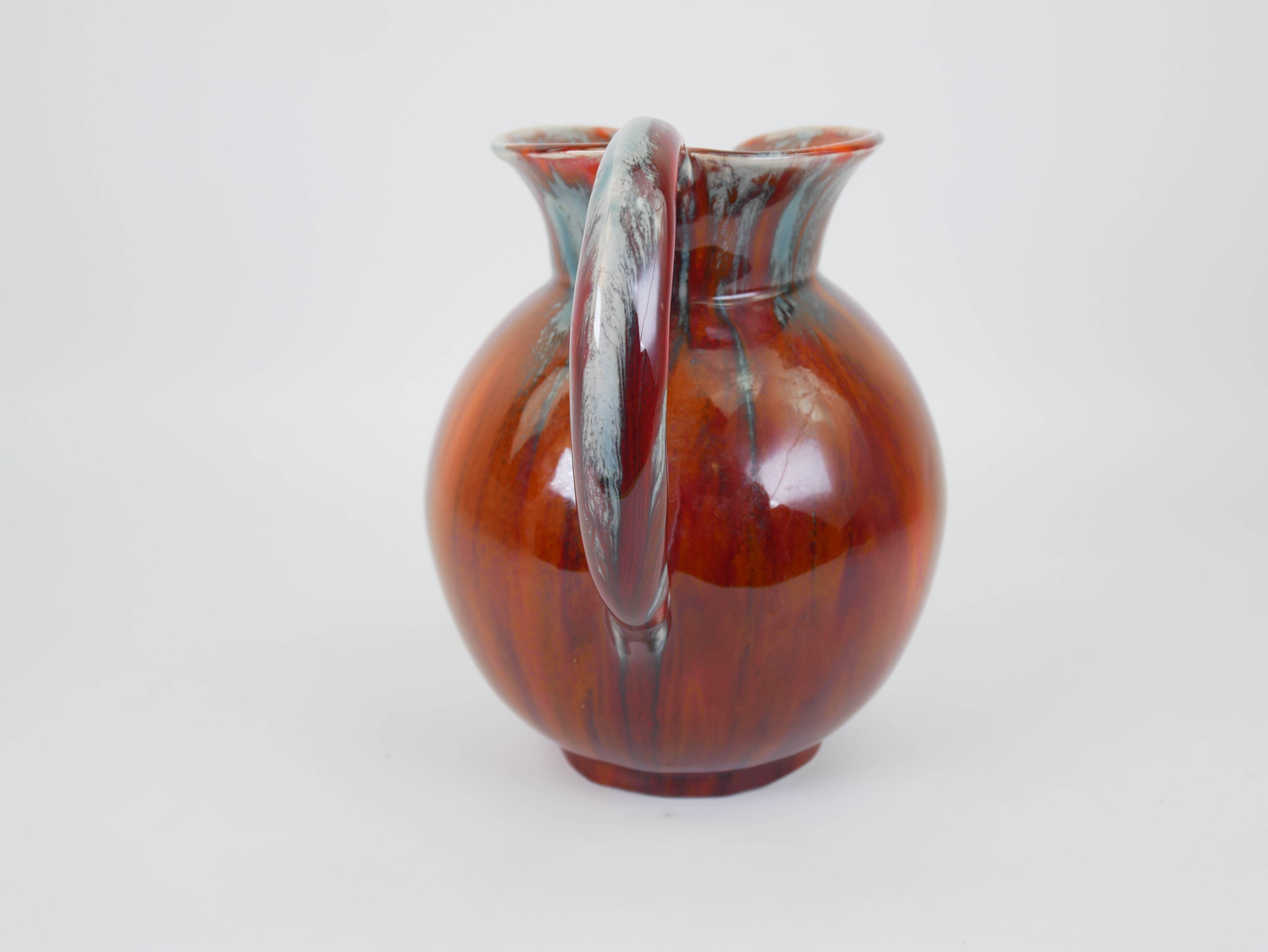 Pichet en céramique émaillée rouge et bleu signé Delène