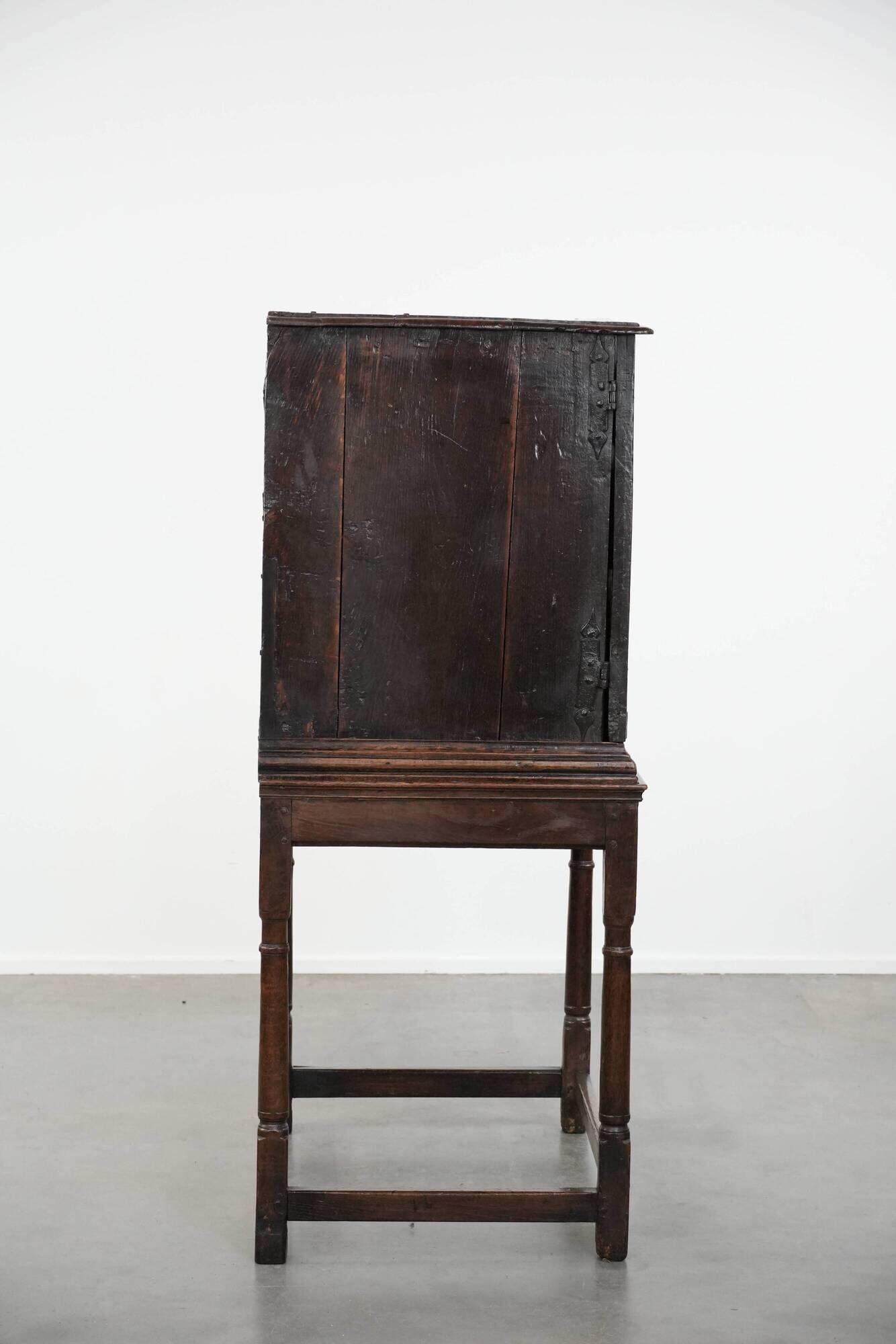 Unieke antieke Engelse kast/ cabinet on stand van eikenhout uit de 17e eeuw