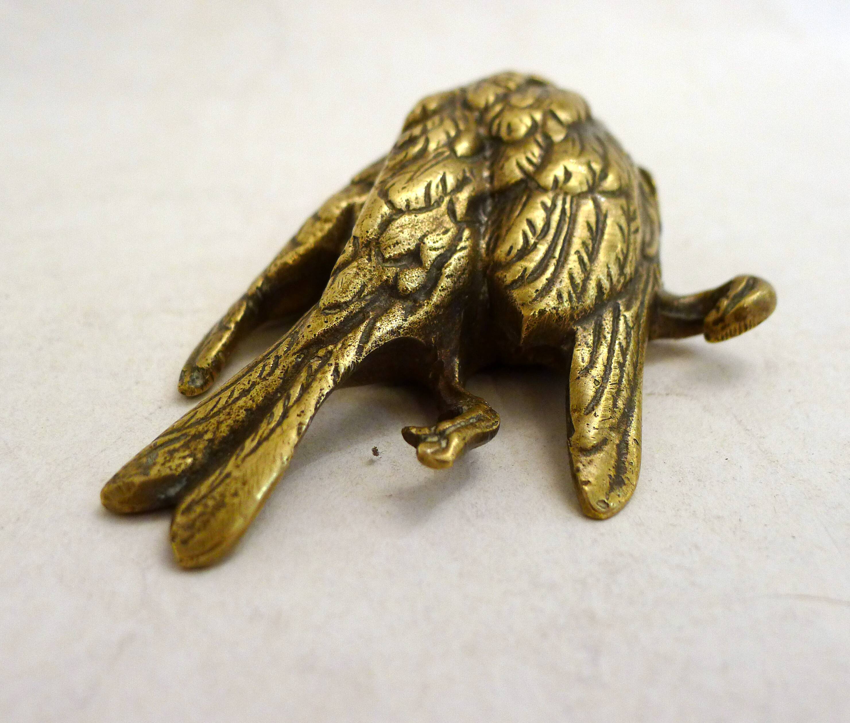 Petite sculpture presse-papier Oiseau mort en bronze / laiton doré