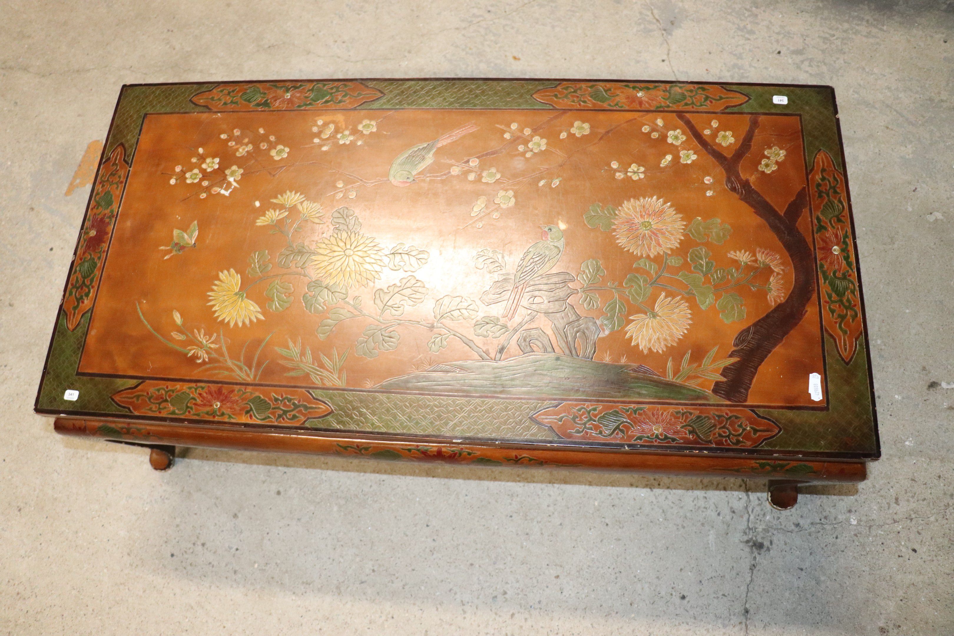 Coffee table polychrome decoration