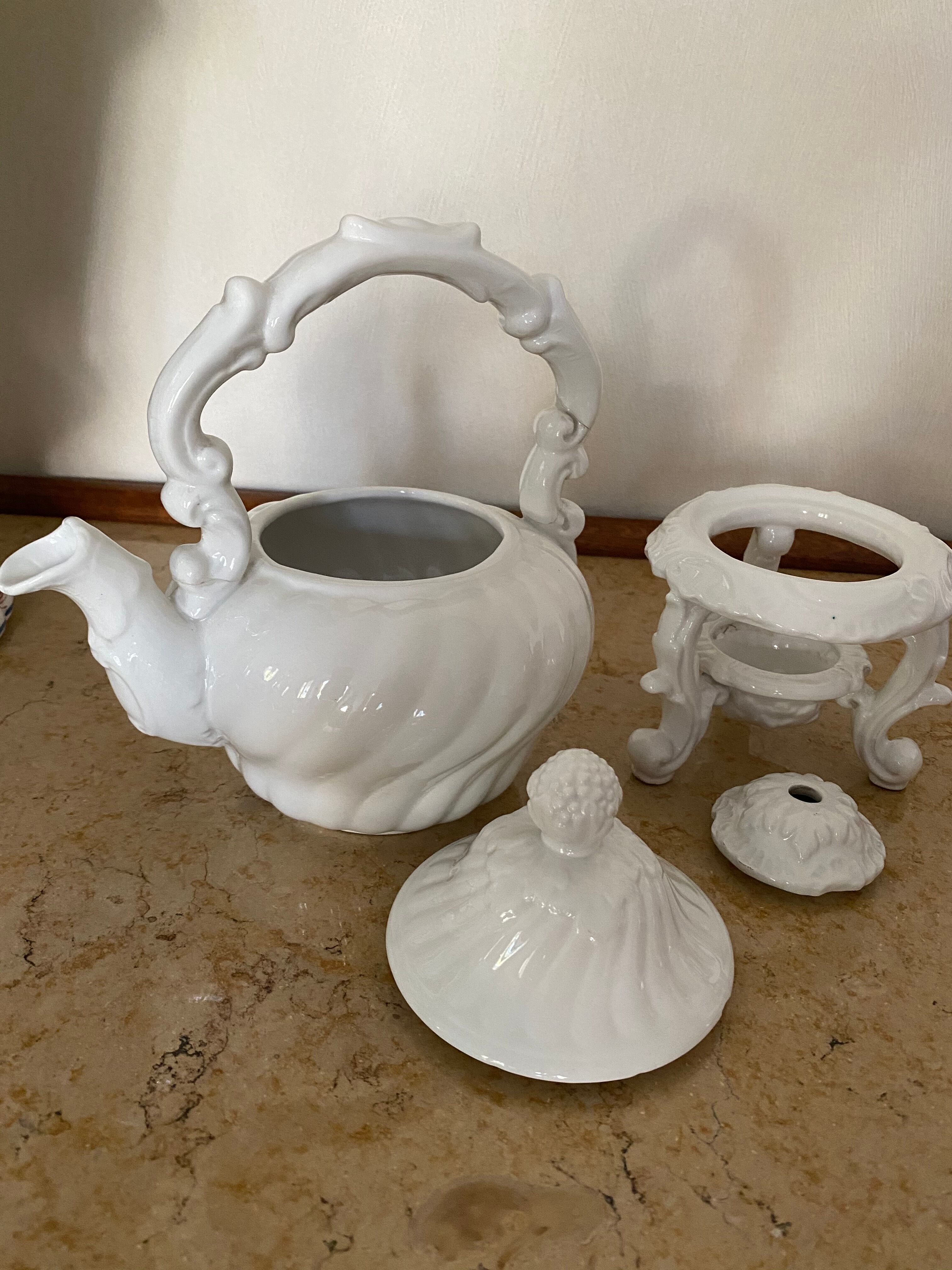 Porcelain tea on a warm base
