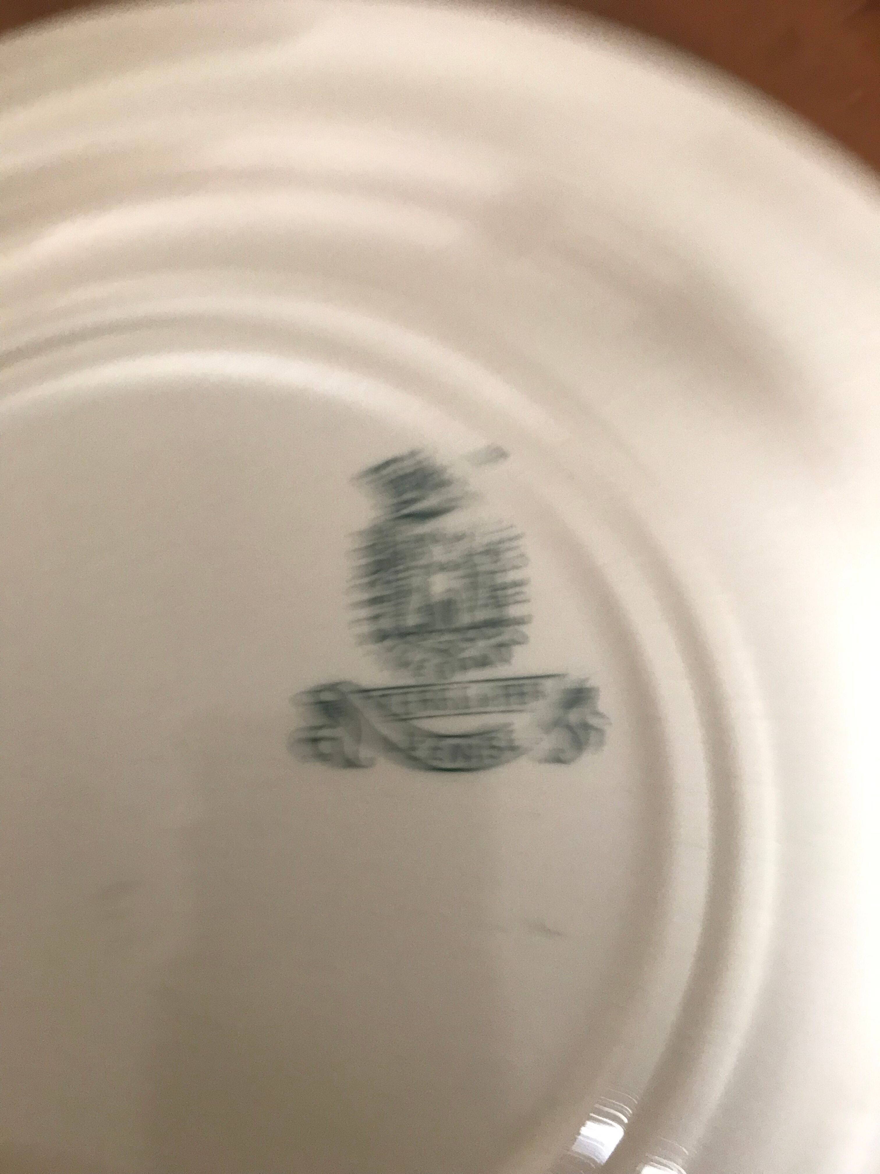 Round porcelain dish from Gien Terre de fer model "Venice"