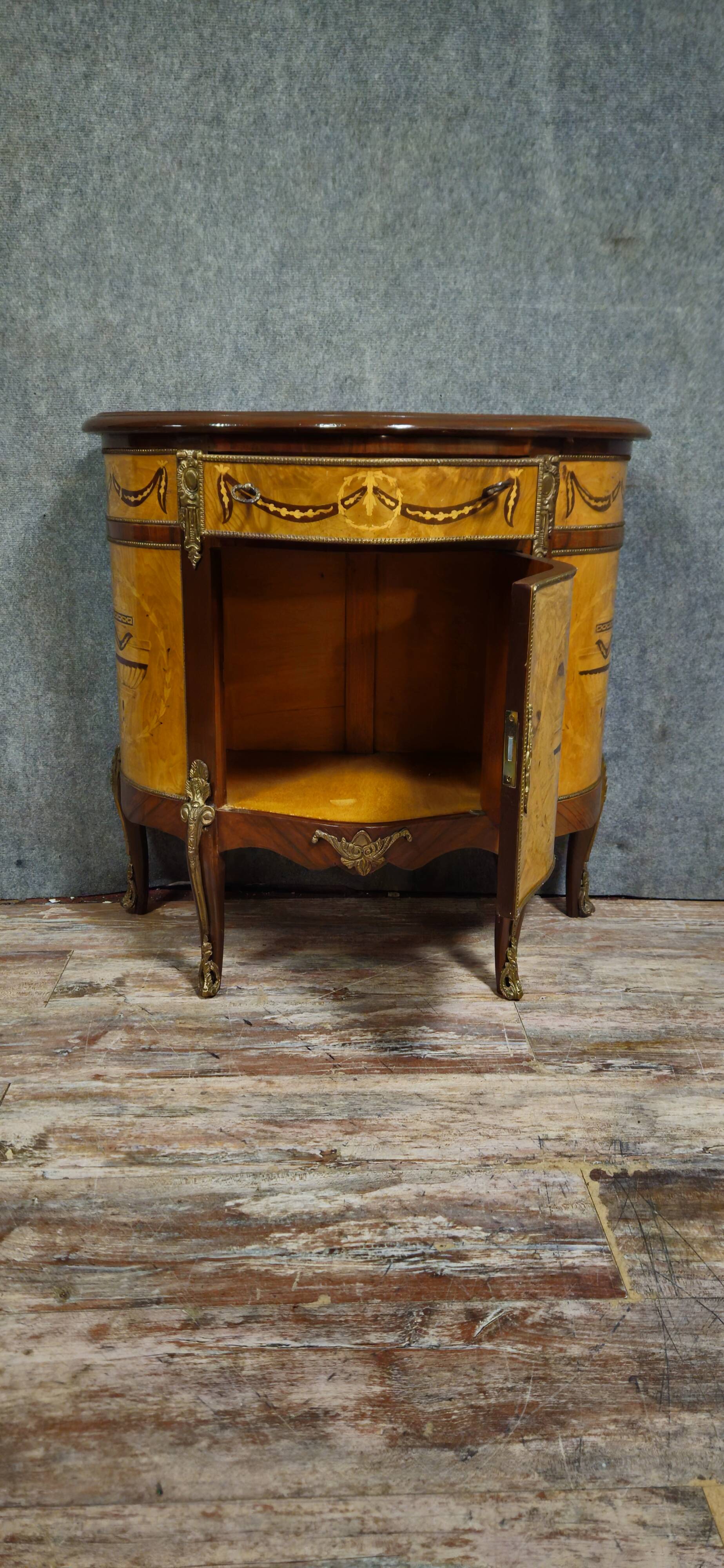 Commode demi-lune de style Louis XV en marqueterie et décors de bronze