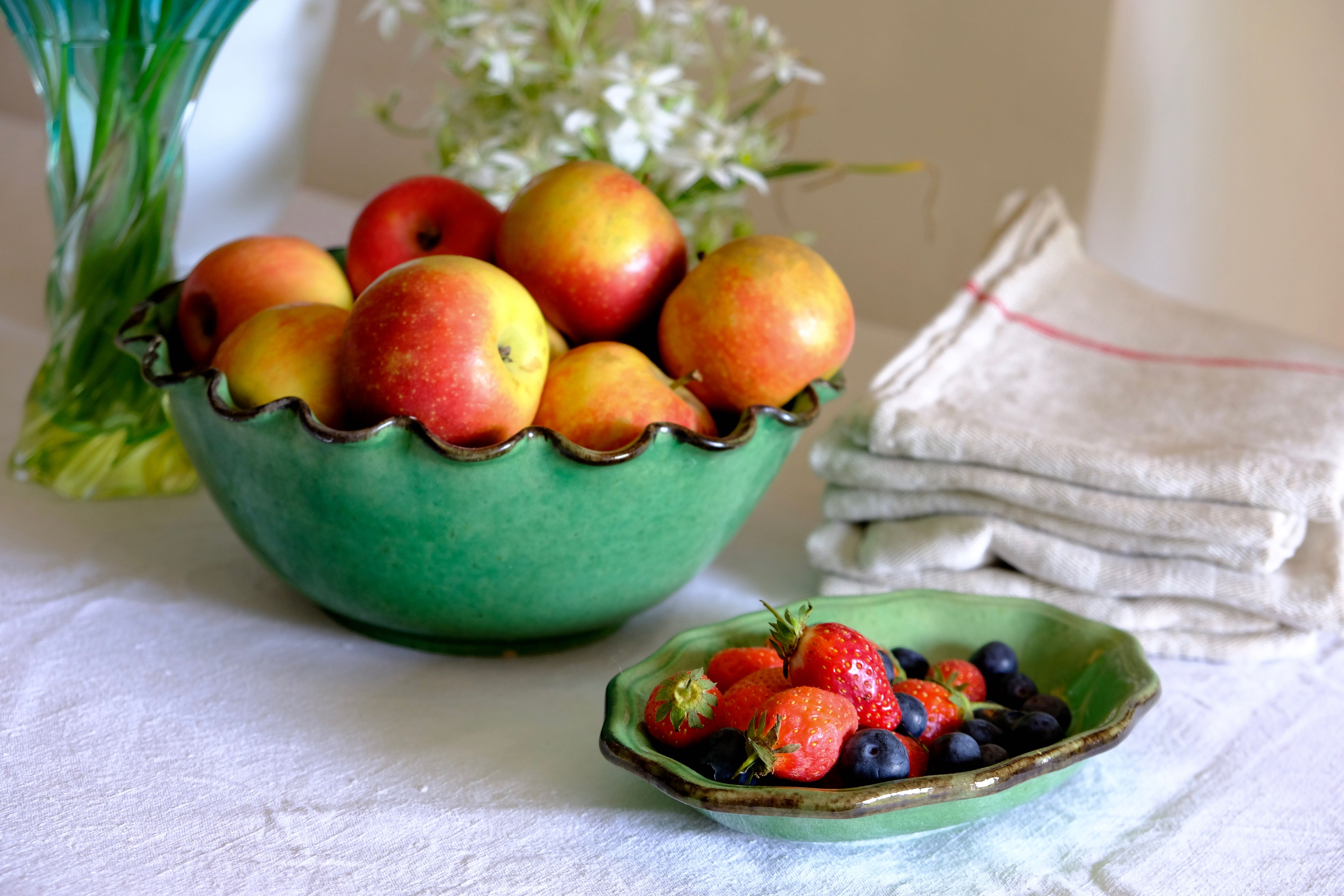 Ancient saladier varnished Provence