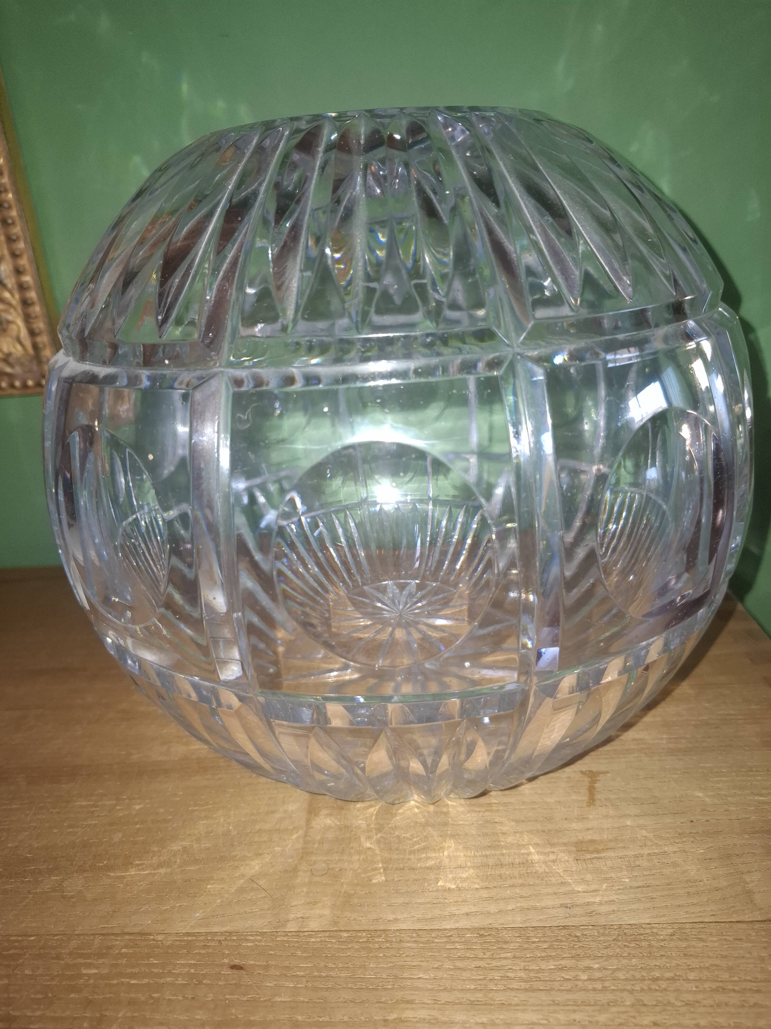 Vase boule en cristal taillé (