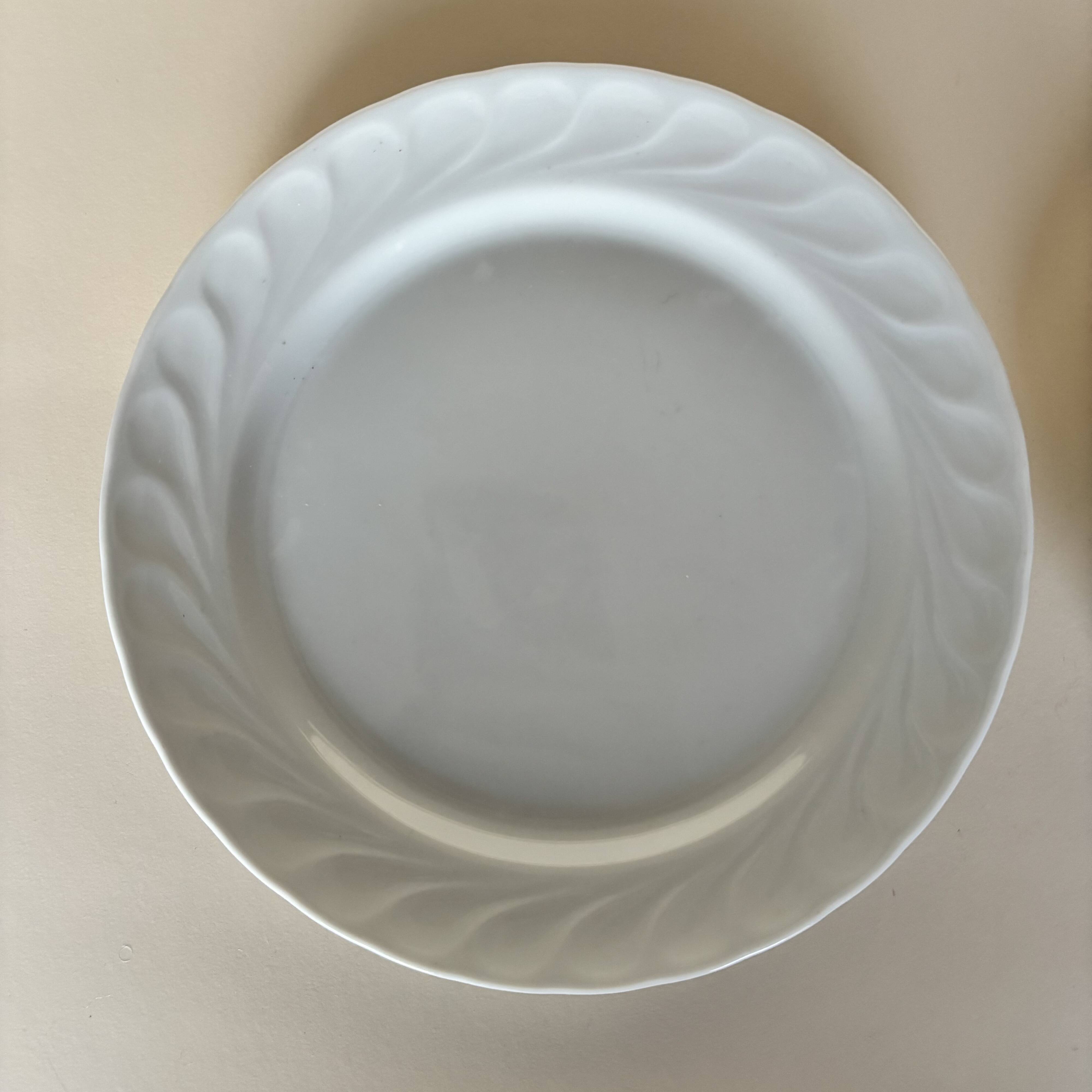 Set of 2 white plates