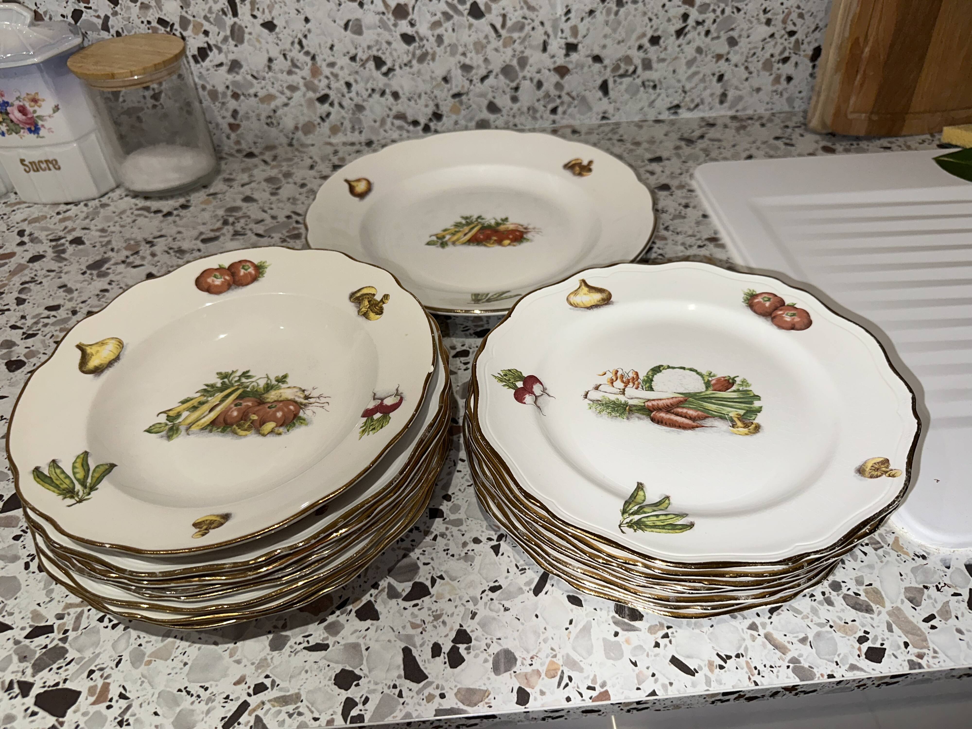 Set of 8 flat plates, 8 deep plates and one L’amandinoise vegetable dish.