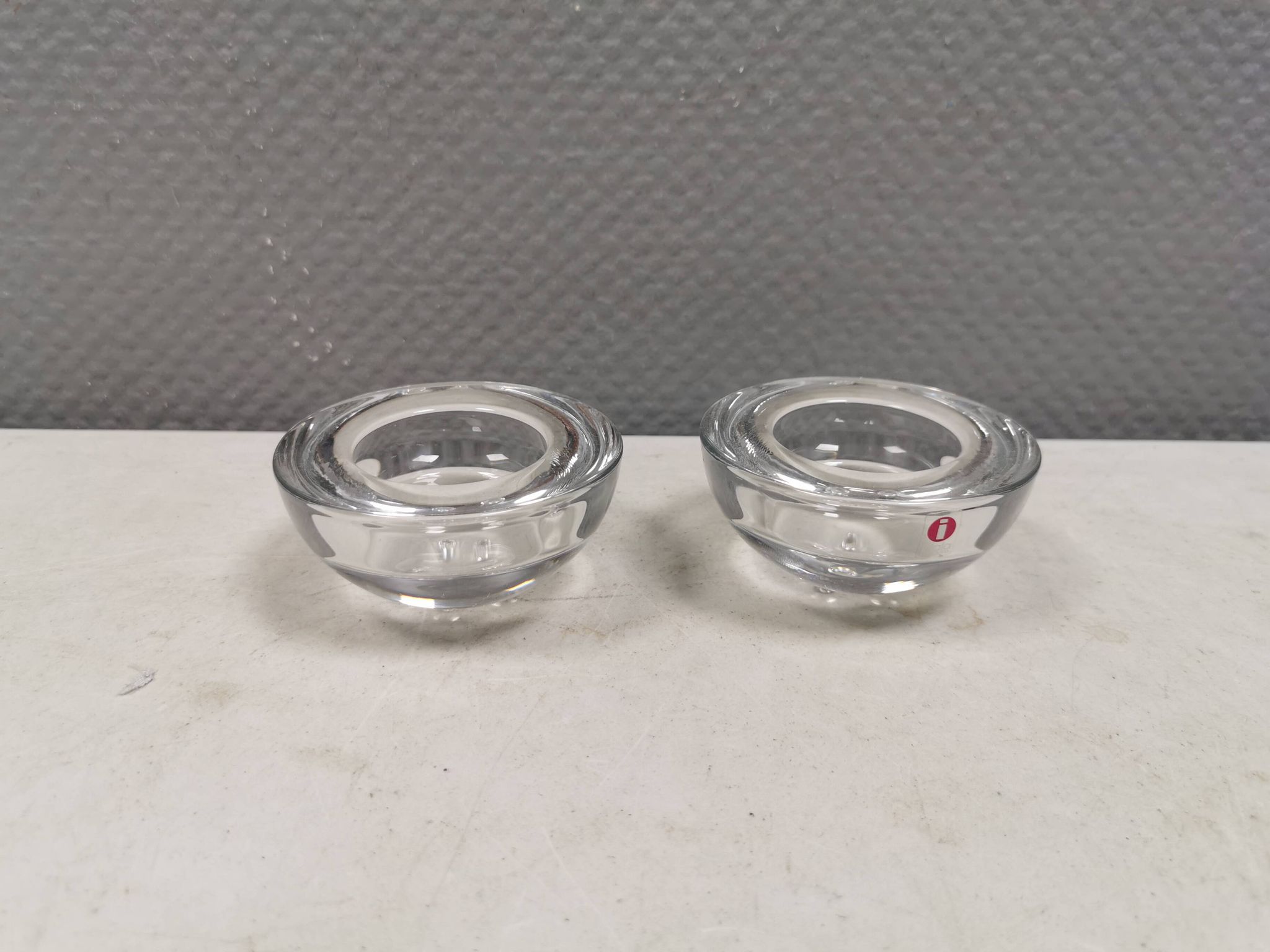 Un ensemble de bougeoirs iittala en verre transparent clair.