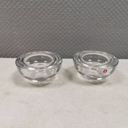Un ensemble de bougeoirs iittala en verre transparent clair.