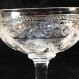 9 coupes à champagne en verre soufflé et gravé
