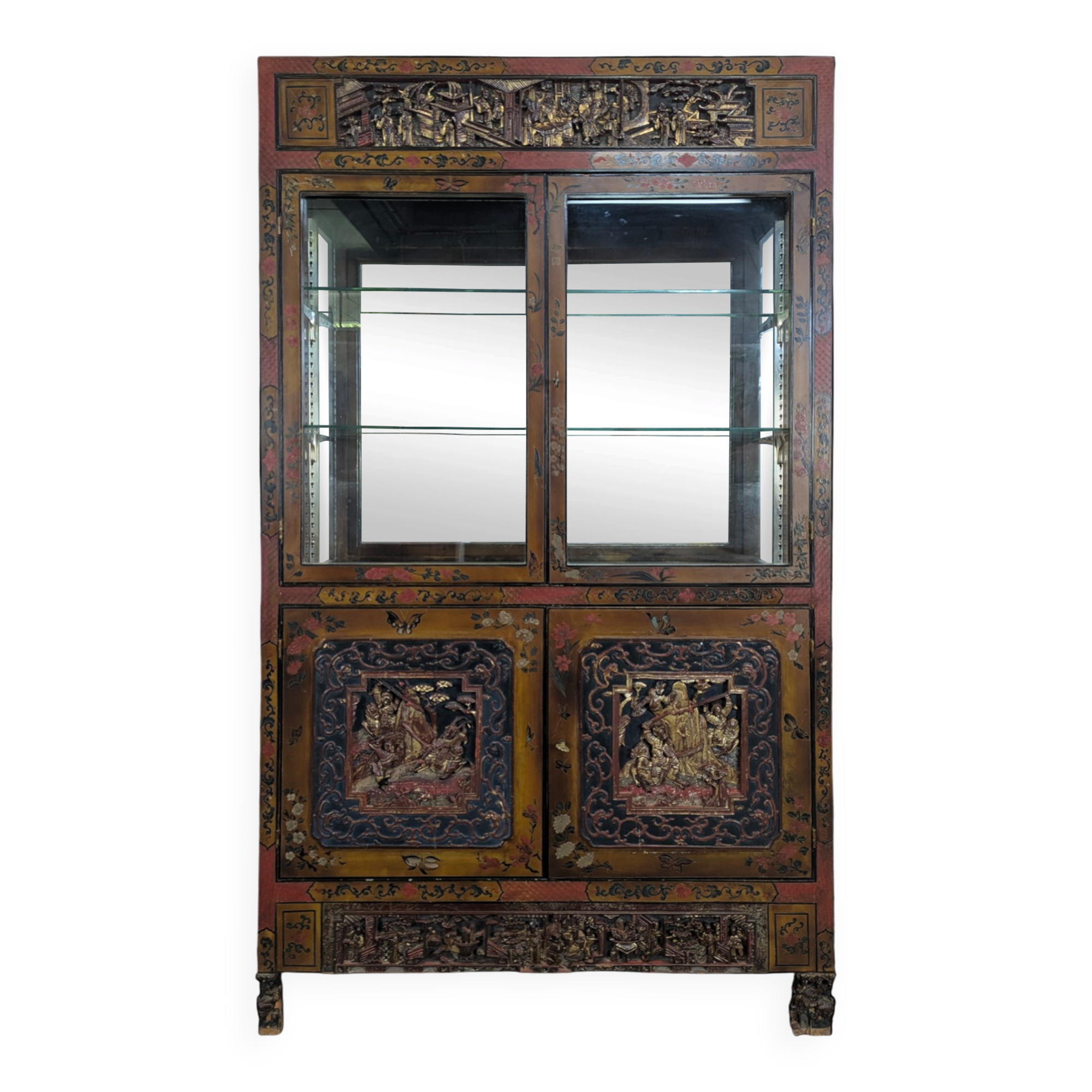 Vitrine cabinet chinois richement sculpté du début XXème