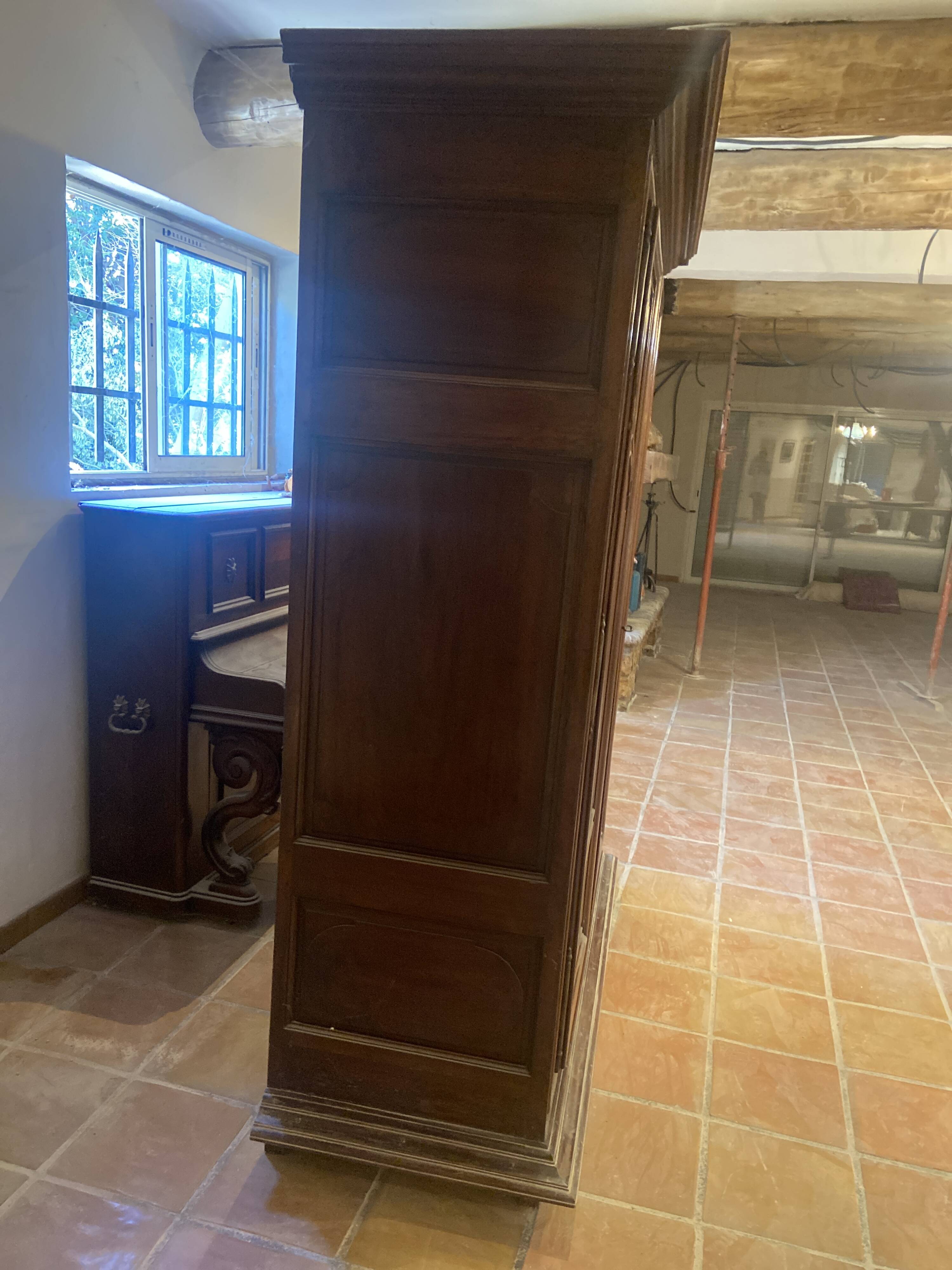 Grande armoire lingère de style Louis XIV en bois massif – XIXe siècle