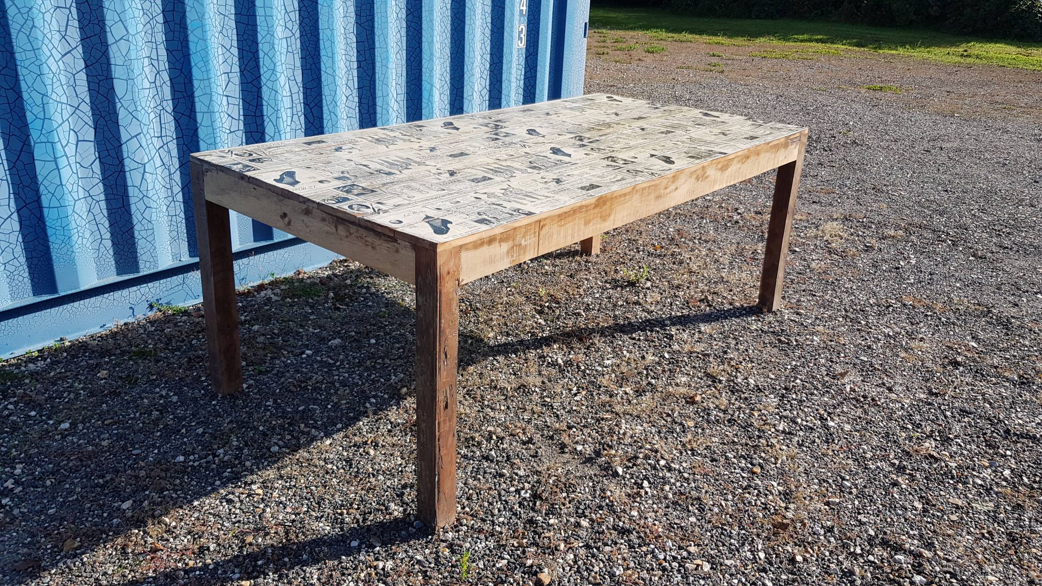 Table à manger en teck avec plateau illustré