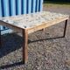 Table à manger en teck avec plateau illustré
