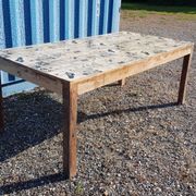 Table à manger en teck avec plateau illustré