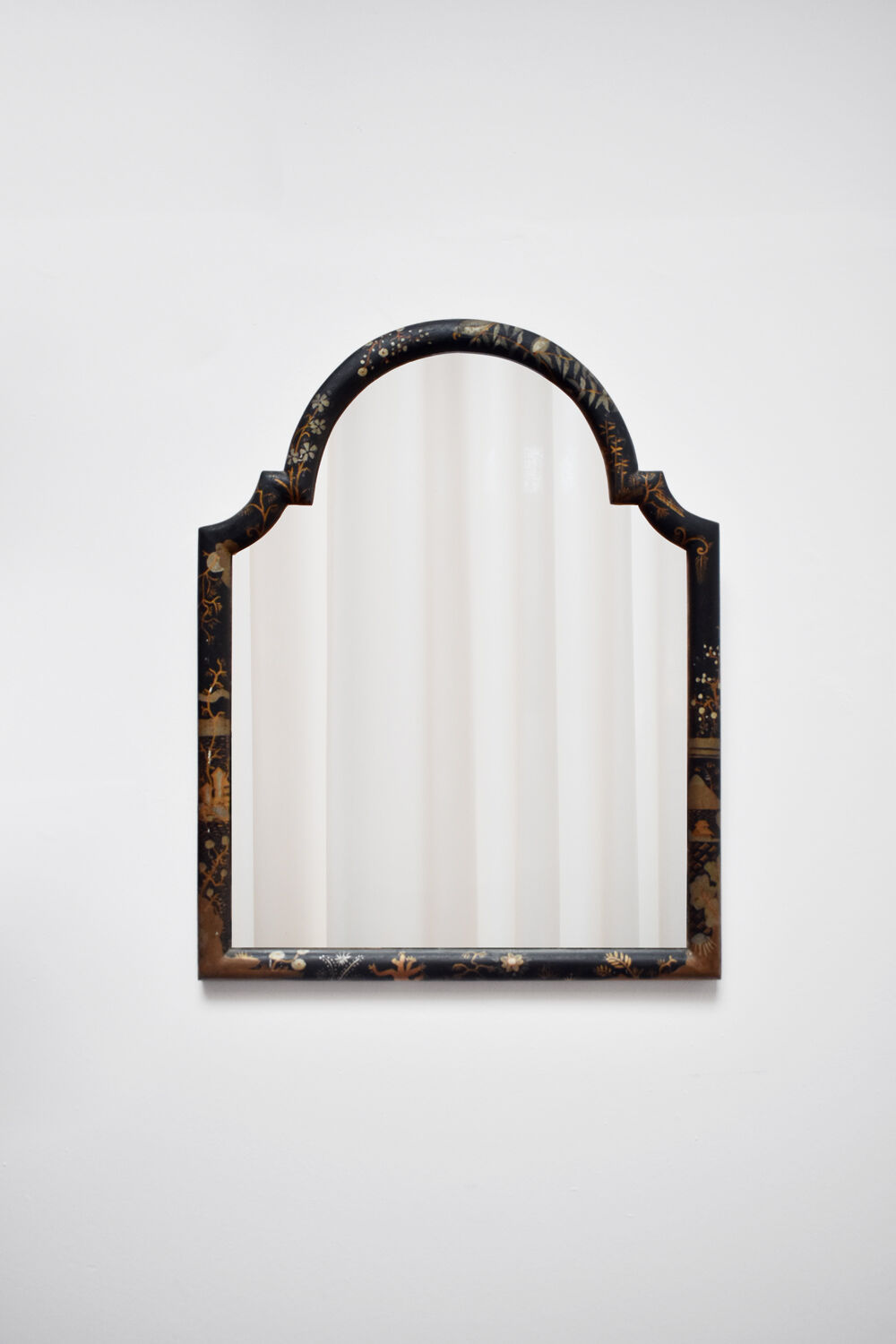 Miroir de style chinois laqué noir, années 1910.