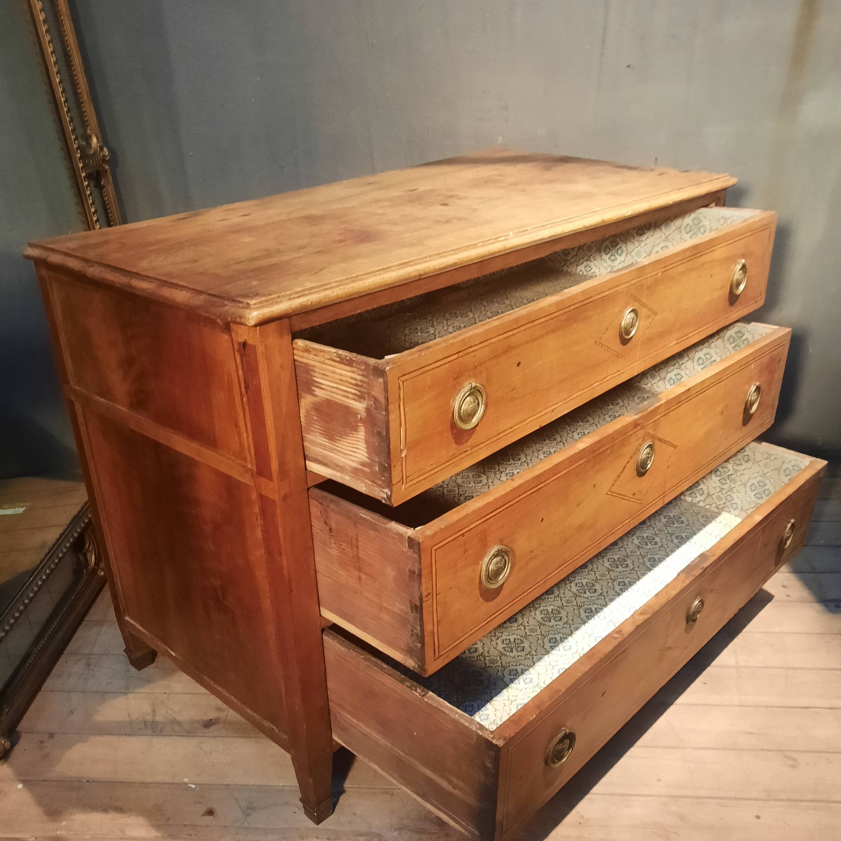 Comode d epoque Louis XVI  à trois tirroirs