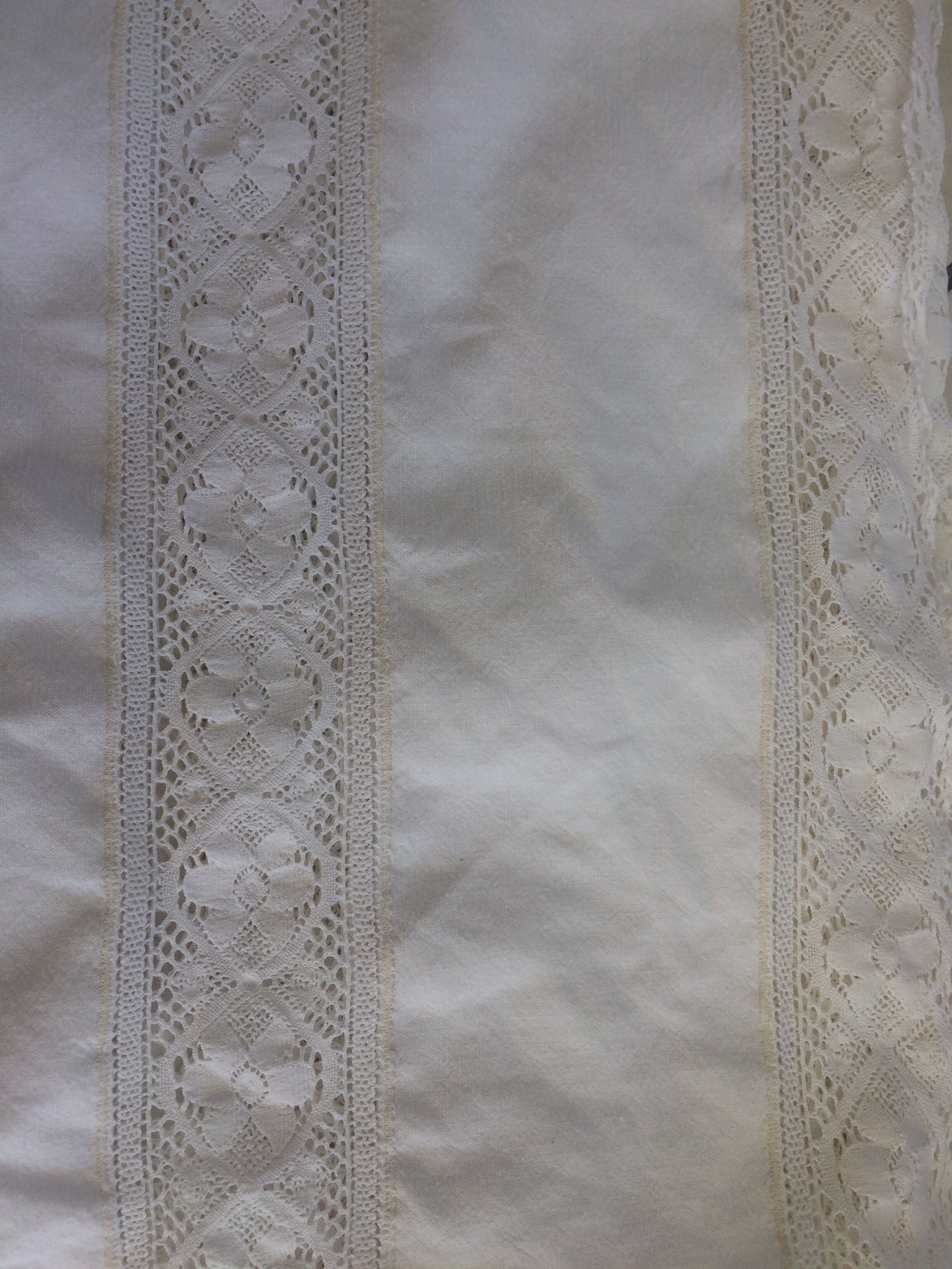 Linen sheet bordered by a wide lace and between two of lace