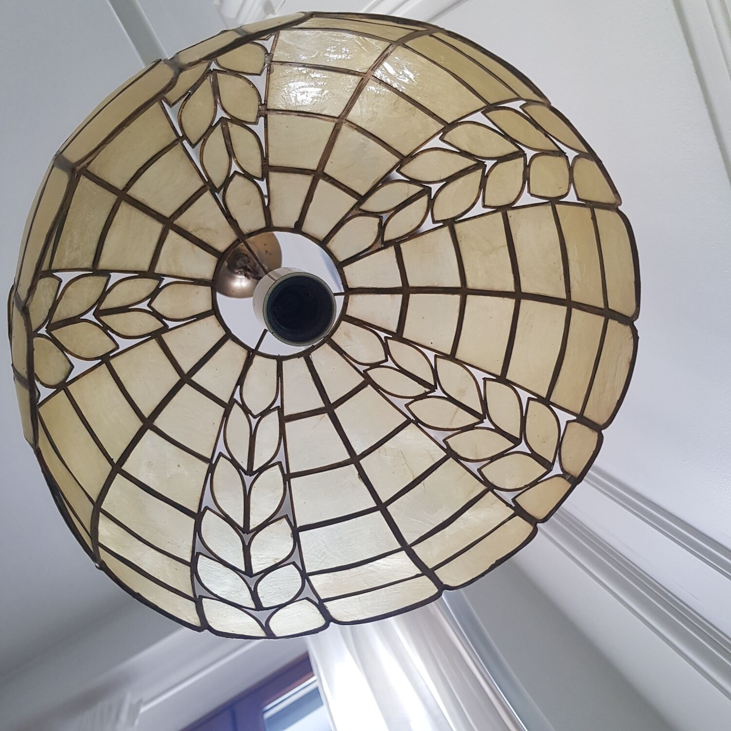 Mother-of-pearl and brass suspension