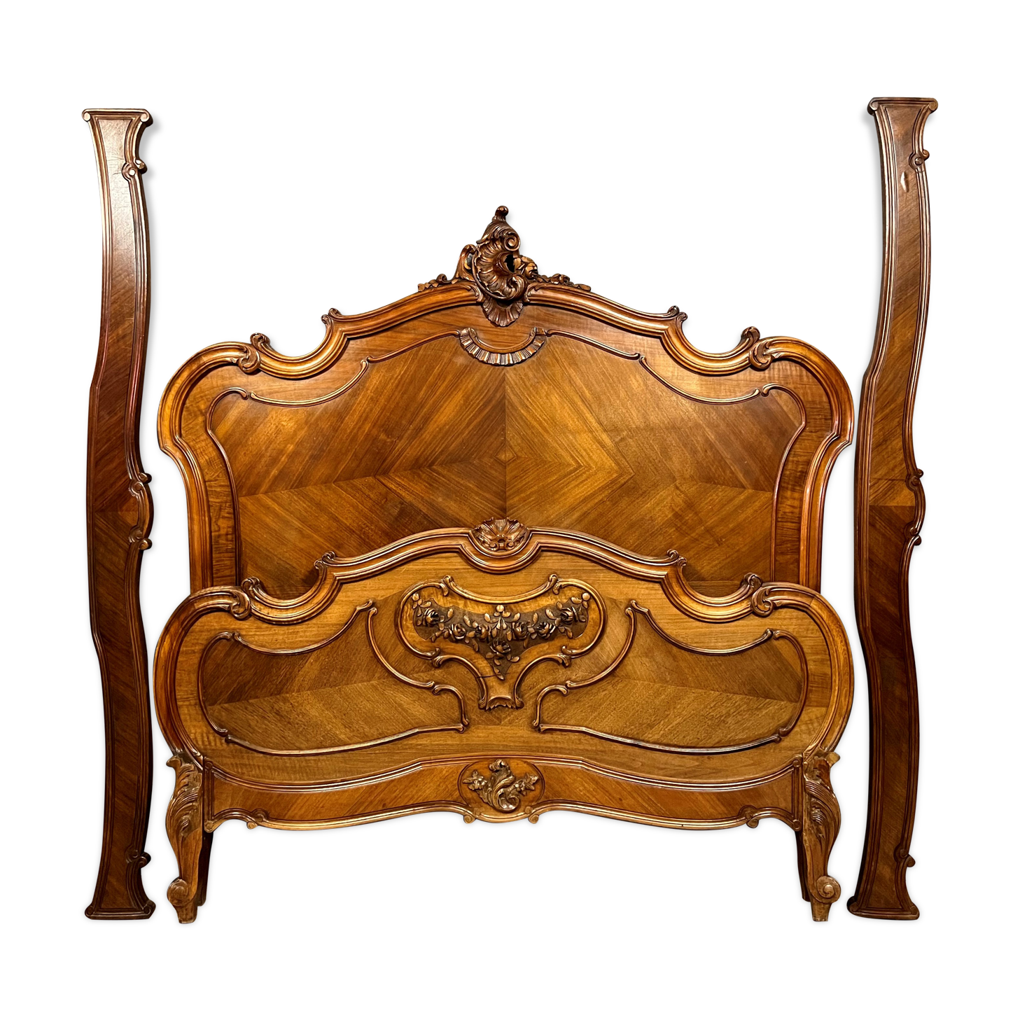 Center bed Louis XV rocaille of curved shape in walnut