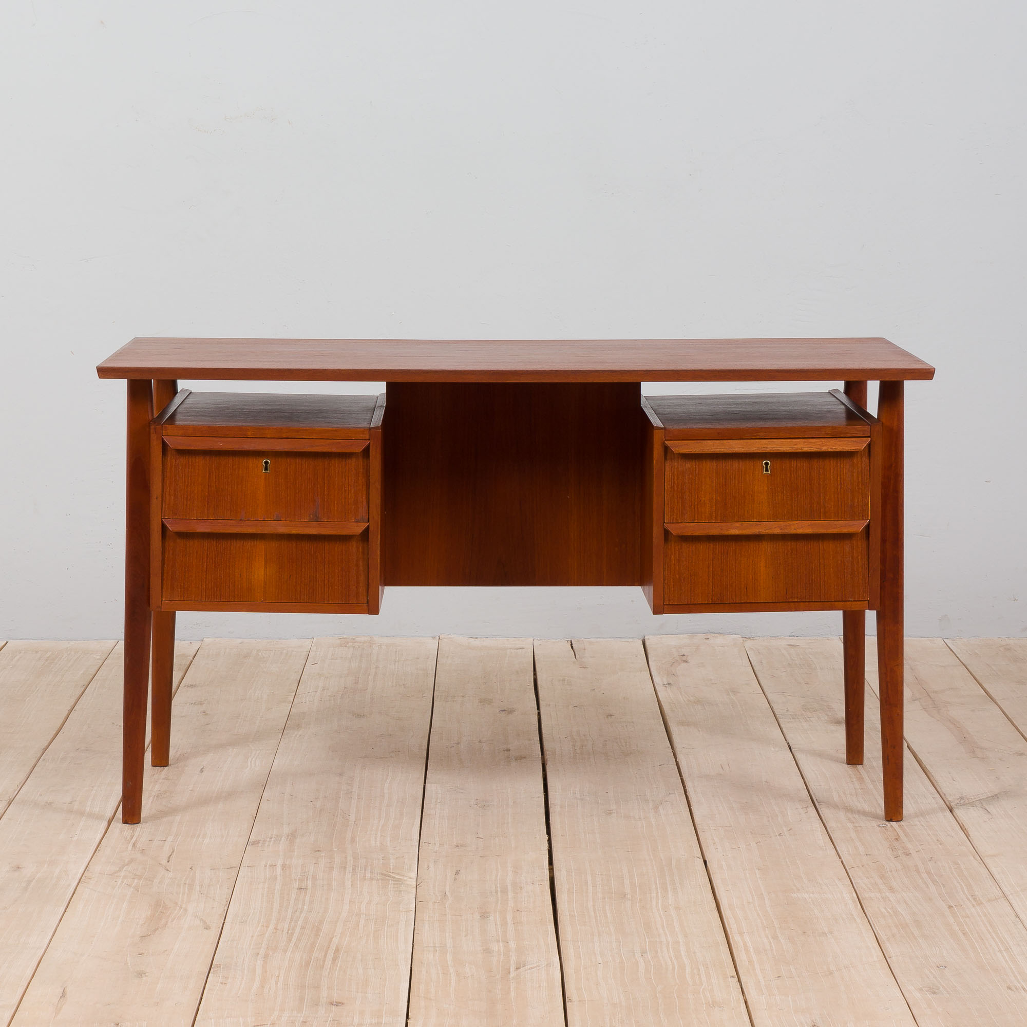 Danish mid century modern teak desk in teak with 4 drawers, 1960s