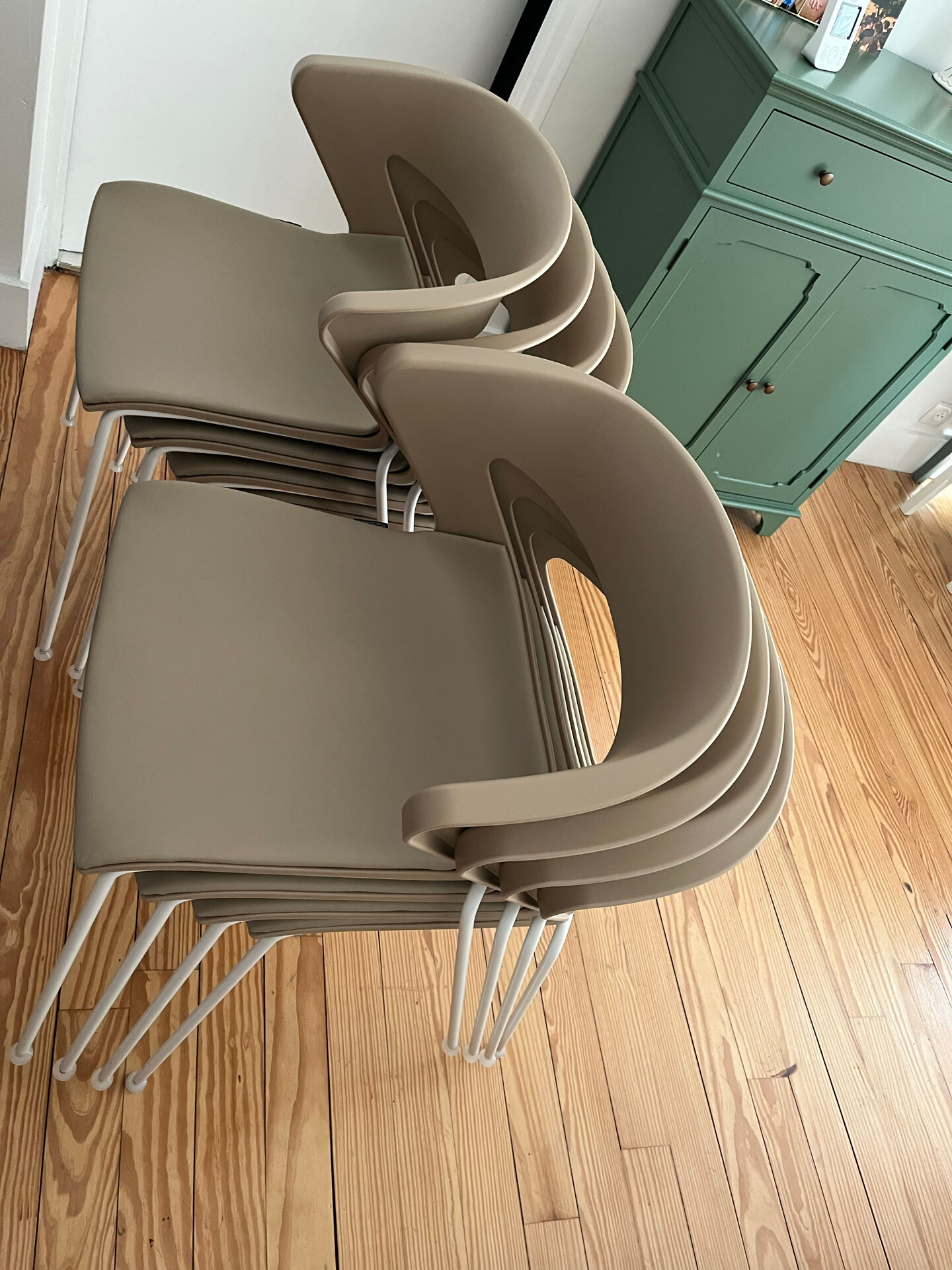 Lot 8 chaises modèle kicca marque kastel