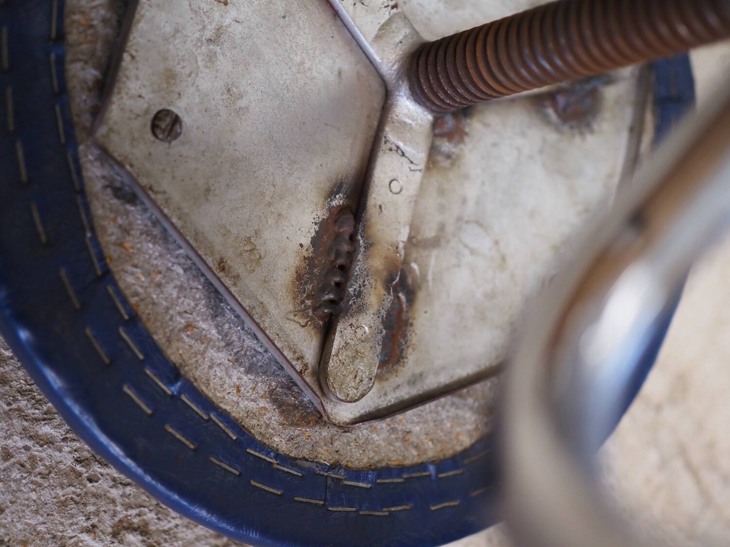 Tripod screw workshop stool in chromed metal and blue skai