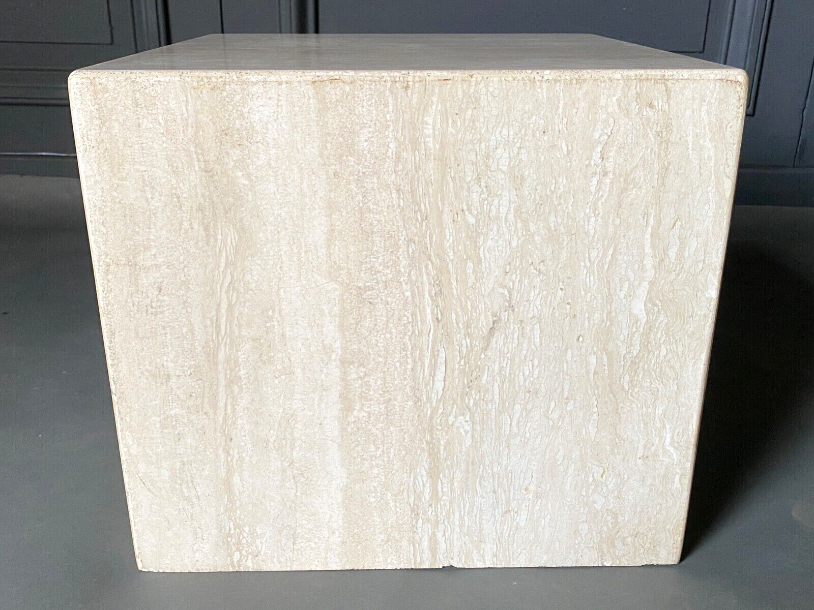 Cube en travertin table de chevet ou socle vers 1970-1980