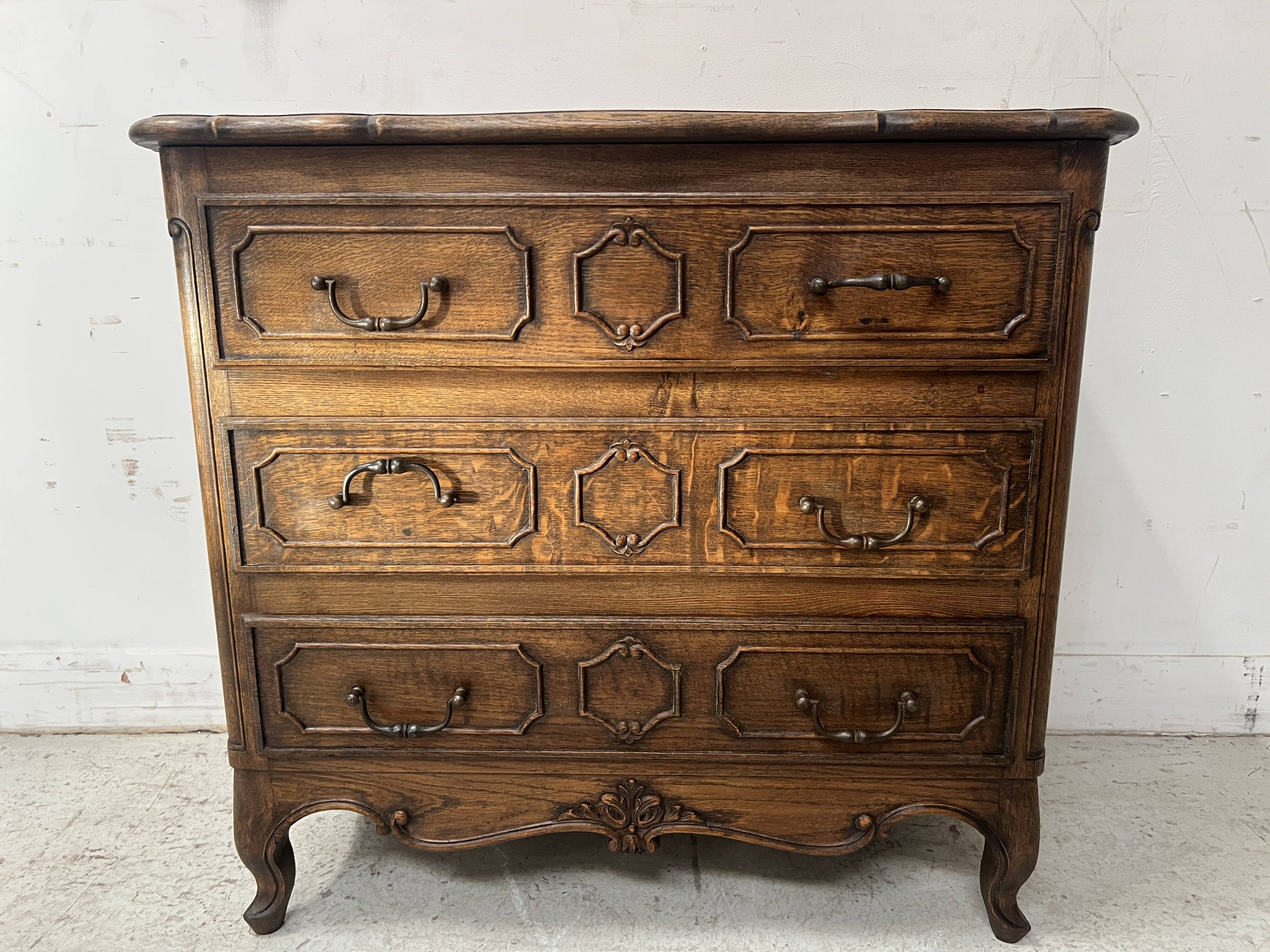 Commode de style Régence en chene sculpté XX siècle