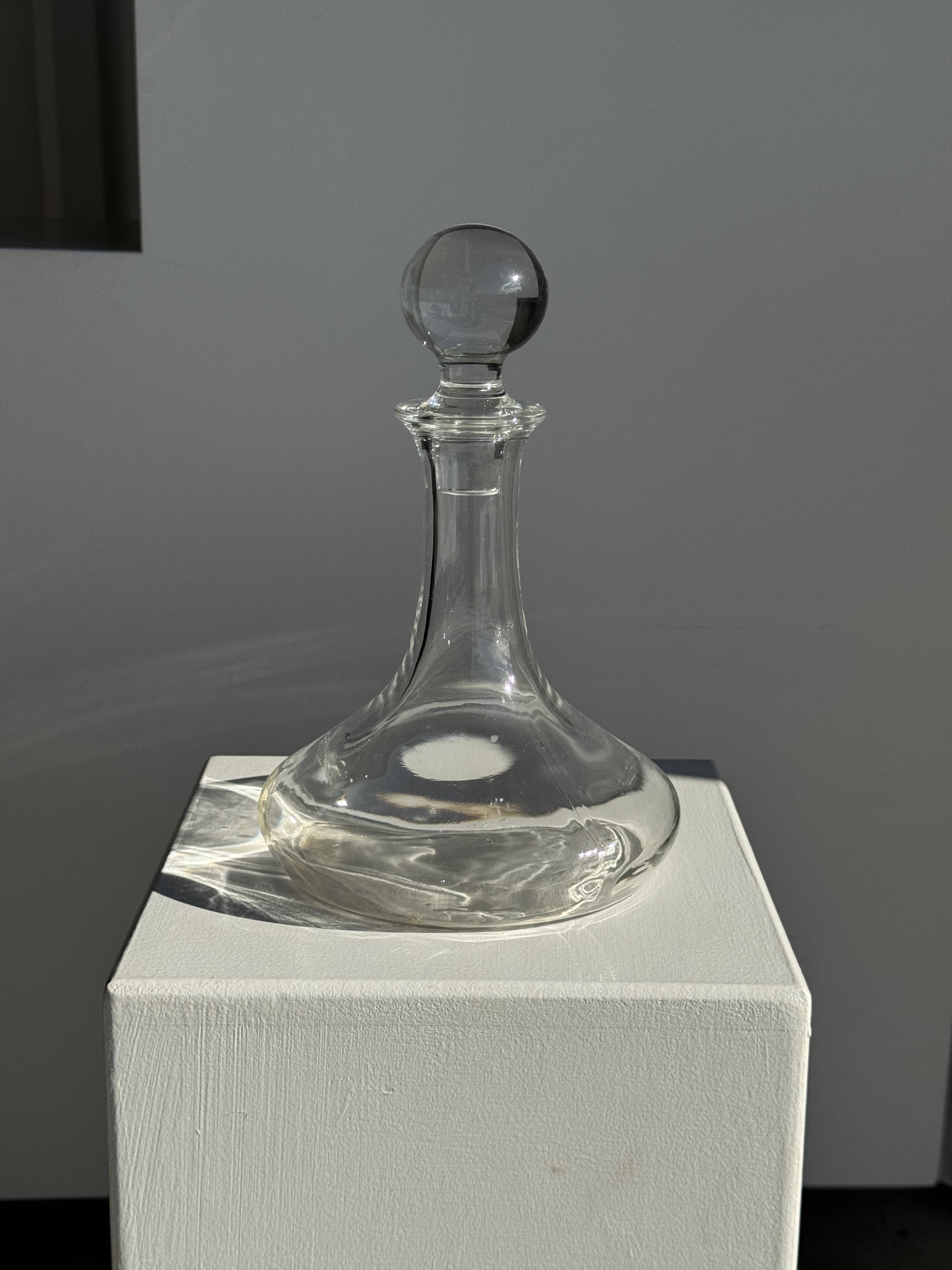 Vintage decanter with round stopper H27