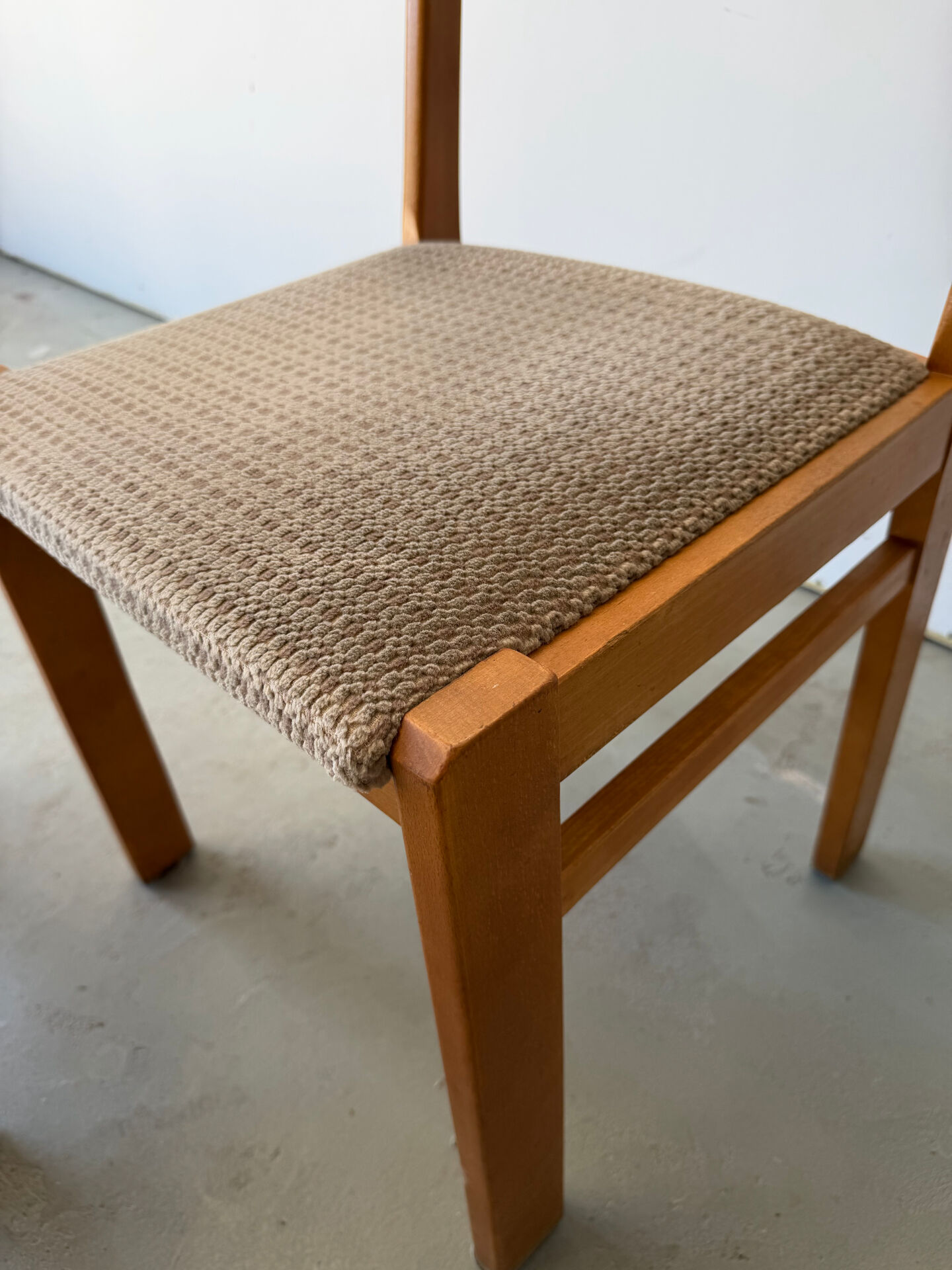 Série de 5 chaises design en orme massif vintage des années 80