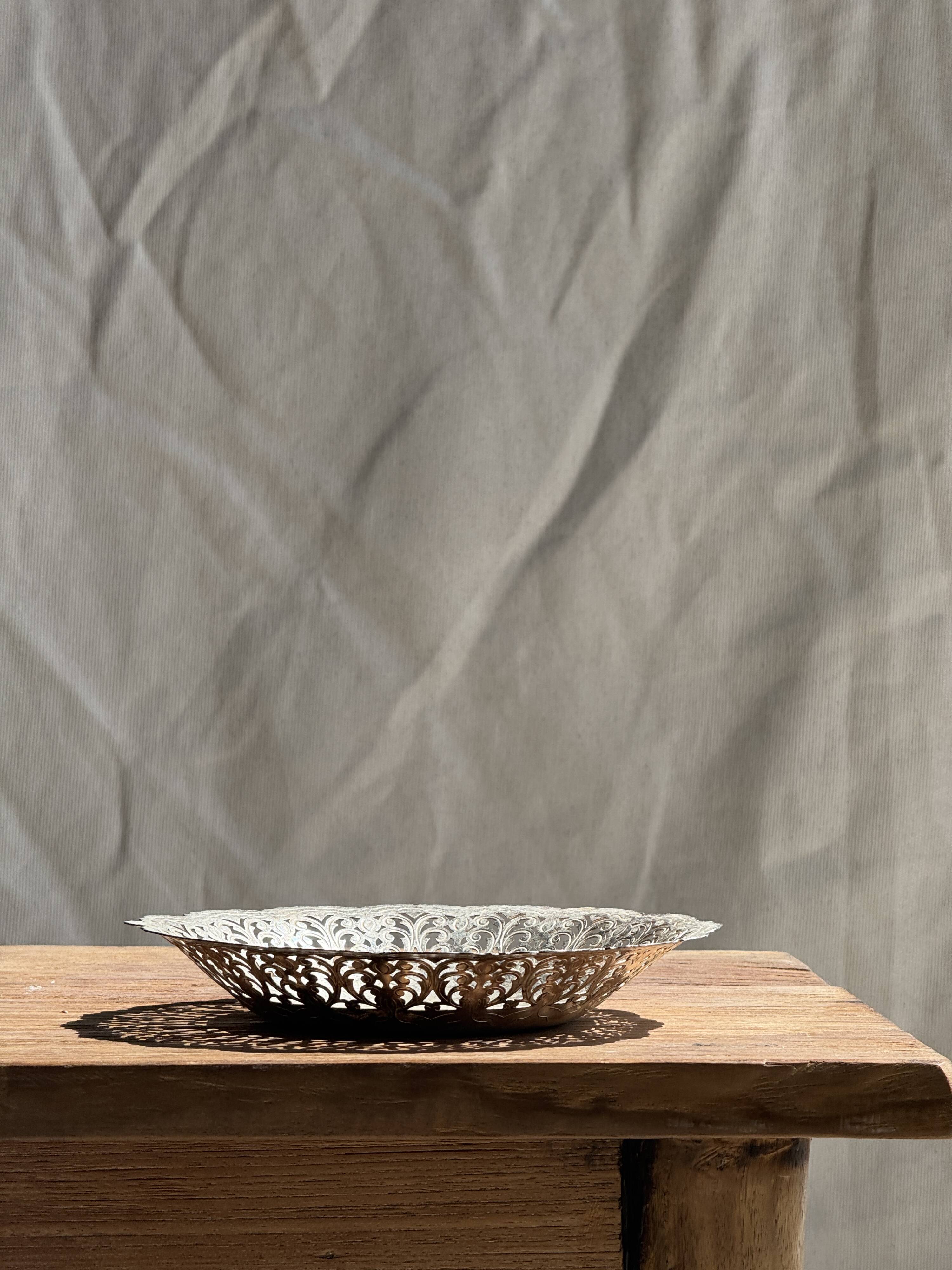 Small vintage silver-plated metal tray with openwork floral patterns D20 H3